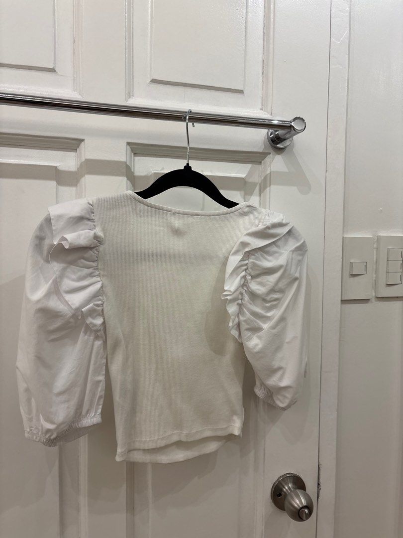 White Puff Sleeve Top from Zara (Category: Blouses) located in Mandaluyong City. Submitted by cmariesj (Listing ID 1413406107, Image 3). Description: - White crop top - Puff sleeves - Ribbed front - Square neckline - Sleeves made of a different material - Cropped style I cut the tags so i can wear the back side to the front :) looks nice high neck .
