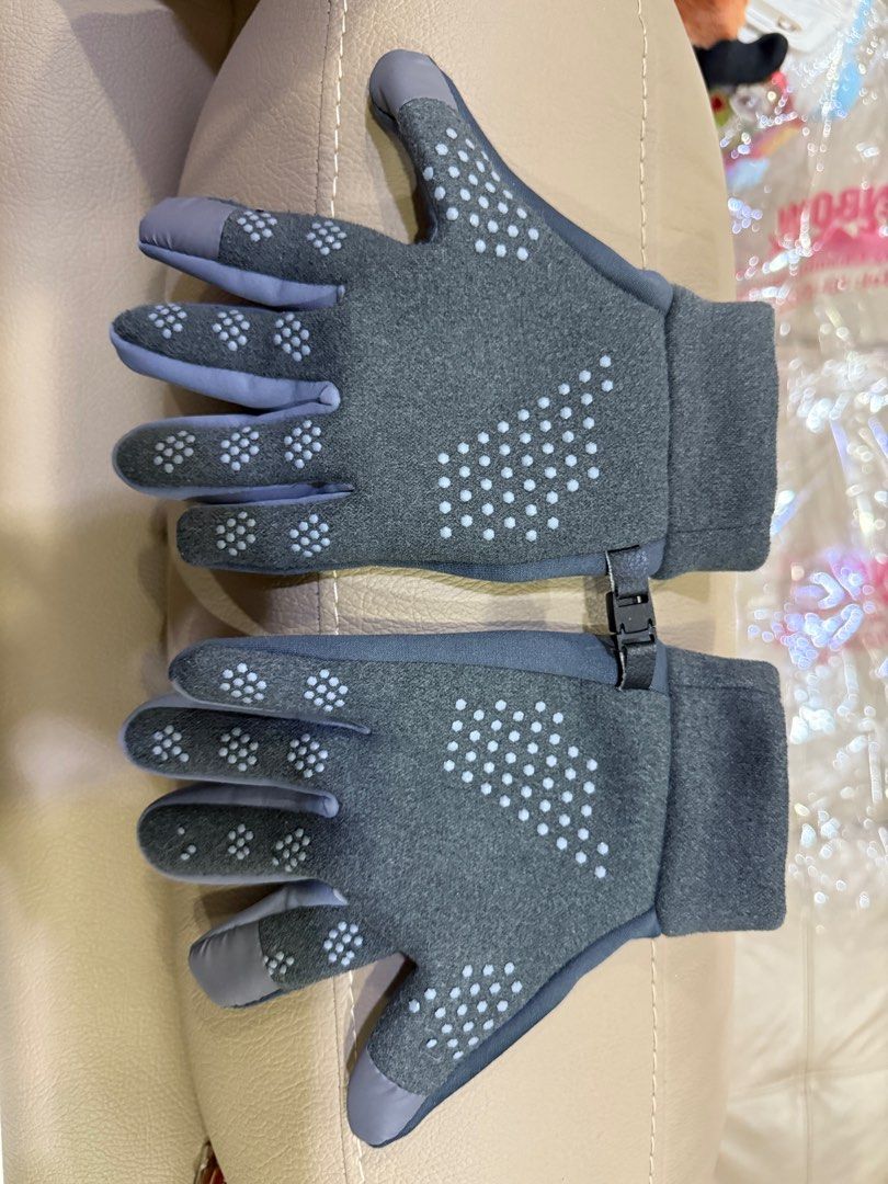 Winter Gloves (Category: Gloves) located in Shah Alam. Submitted by wooftiee (Listing ID 1413399613, Image 2). Description: Winter gloves (Grey colour) - Boleh tahan sampai 0 °C (Degree Celsius) - Waterproof PM to nego! COD : Kota Kemuning / Setia Alam.