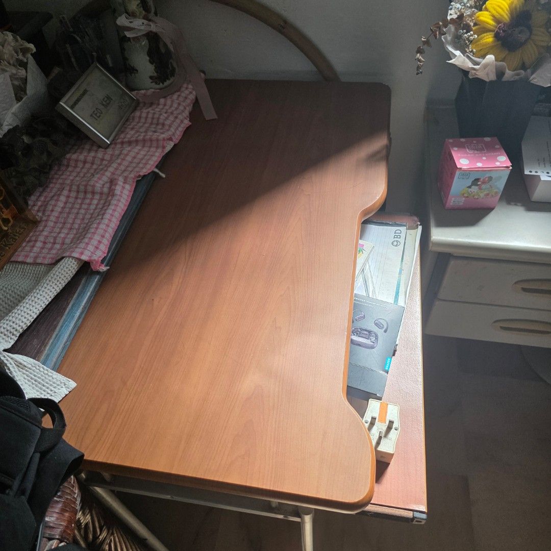 Desktop computer table (Category: Tables & Sets) located in Singapore. Submitted by kg889 (Listing ID 1413301556, Image 2). Description: Desktop computer table Length 90cm , width 45cm ,Height 75cm - under lay for keyboard and below for desktop self collect.