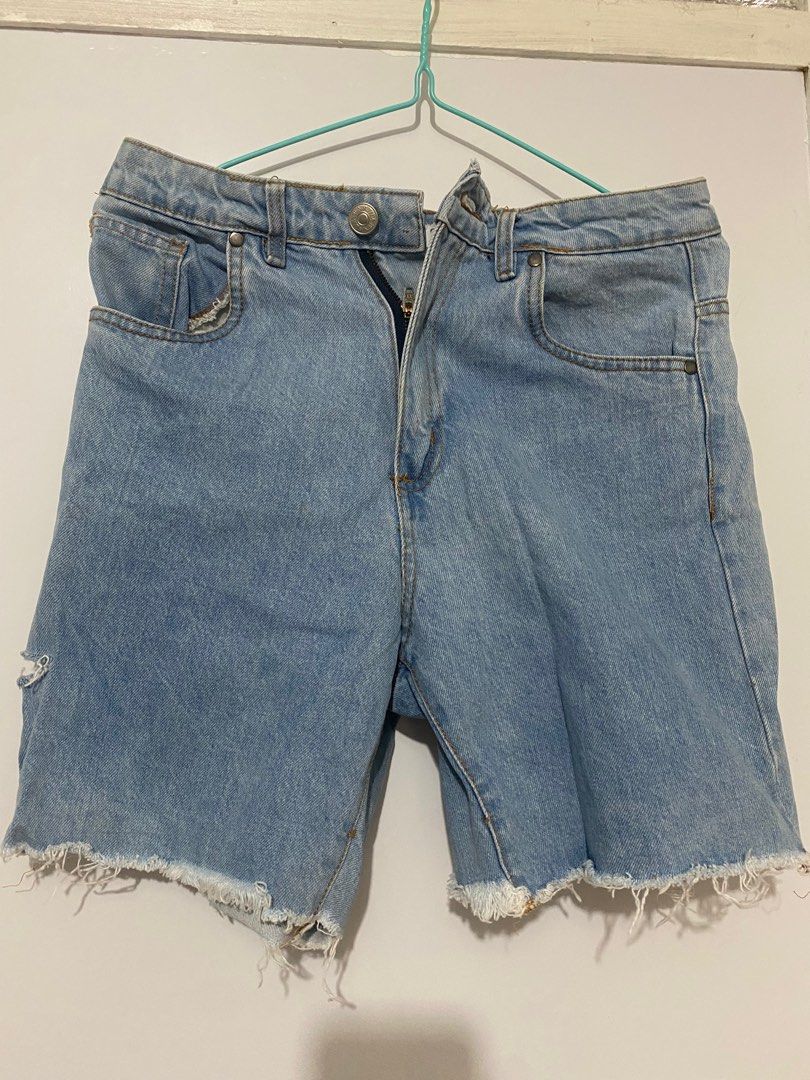Zara Denim Shorts (Category: Shorts) located in San Pedro. Submitted by jen.declutter (Listing ID 1413281352, Image 1). Description: - Zara light blue denim shorts - Button and zipper closure - Raw hem and distressed details Fits to 26-28 .