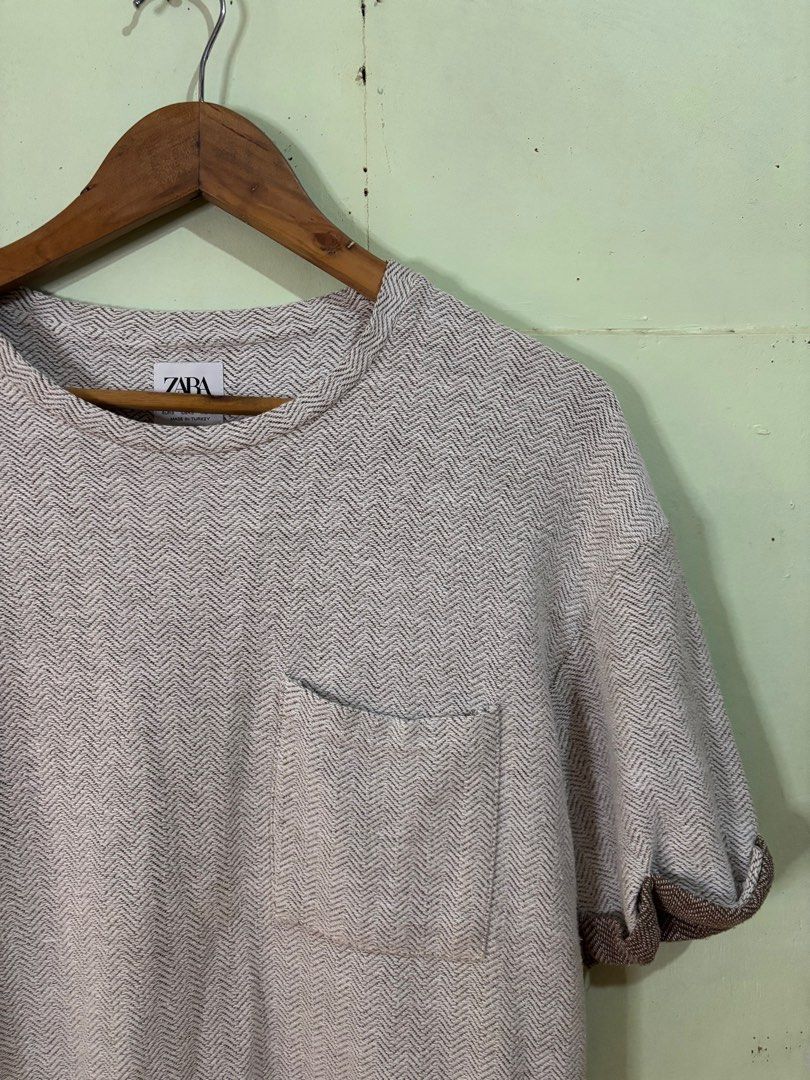 Zara Herringbone Pocket T-shirt (Category: Tshirts & Polo Shirts ) located in Tayabas. Submitted by mandothriftss (Listing ID 1413243762, Image 2). Description: - Zara t-shirt with herringbone pattern - Size: EUR S, US S, MEX 38 - Features a chest pocket - Rolled-up sleeves - Made in Turkey - Neutral color - Subtle pattern.