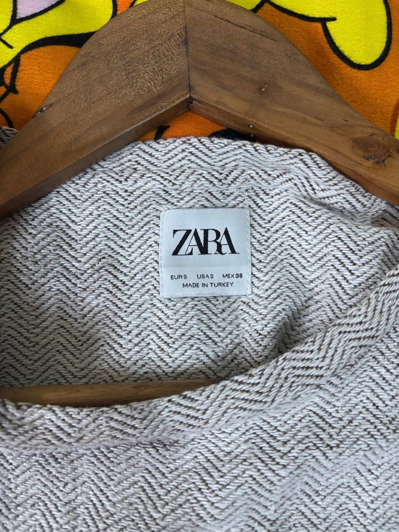 Zara Herringbone Pocket T-shirt (Category: Tshirts & Polo Shirts ) located in Tayabas. Submitted by mandothriftss (Listing ID 1413243762, Image 3). Description: - Zara t-shirt with herringbone pattern - Size: EUR S, US S, MEX 38 - Features a chest pocket - Rolled-up sleeves - Made in Turkey - Neutral color - Subtle pattern.
