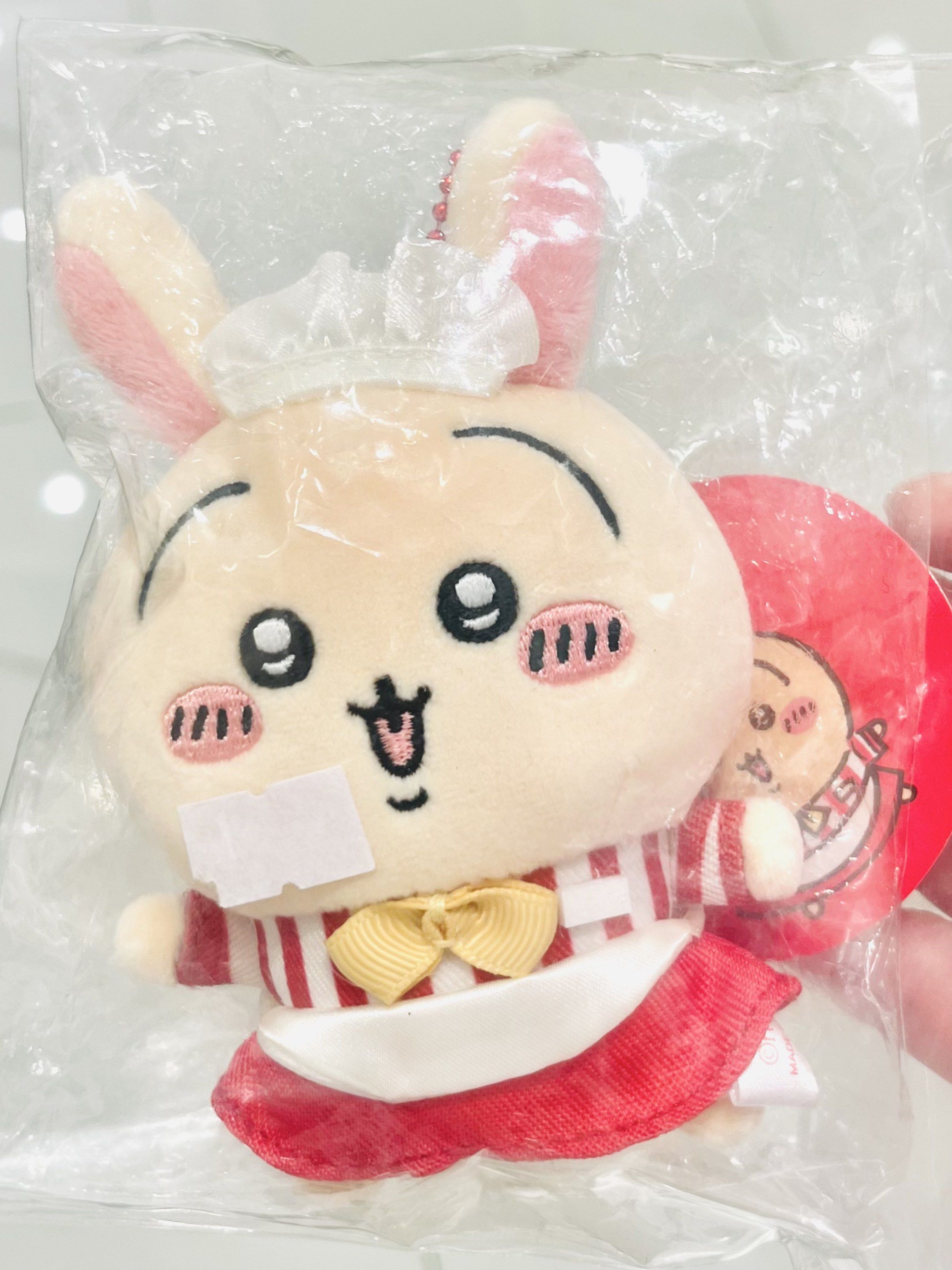 現貨💝🐰正版 CHIIKAWA公仔 餐廳制服套裝免哥公仔 匙扣公仔 女僕公仔 侍應女僕裙女僕造型 手袋裝飾掛飾 情人節公仔 情人節禮物 生日禮物 結婚公仔 求婚公仔 節日裝飾 新年禮物SOFT DOLL TOY CHARM BIRTHDAY WEDDING ANNIVERSARY VALENTINES GIFT DOLL （分類：絨毛玩具）位於 Hong Kong。 由 swroom 提交（商品編號 1418688226，圖片 1）。簡介： 💖$388 隻 ，全新未開封 🎁節日銷情迅速請早訂購，售完即止‼️ 🛍更多卡通精品玩具FOLLOW US ： carousell.com/swroom 📥INBOX 購買請提供以下資料 ： ▫️付款方式 : PAYME / FPS / ALIPAYHK ▫️郵寄方式： 📮 $15 up 本地平郵 ( 一般情況 2-3 工作天寄出 ) 📦 SF順豐到付 ( 一般情況 1-2 工作天寄出 ) ❌ 不設面交 **** 確認全數付款後才留貨及
