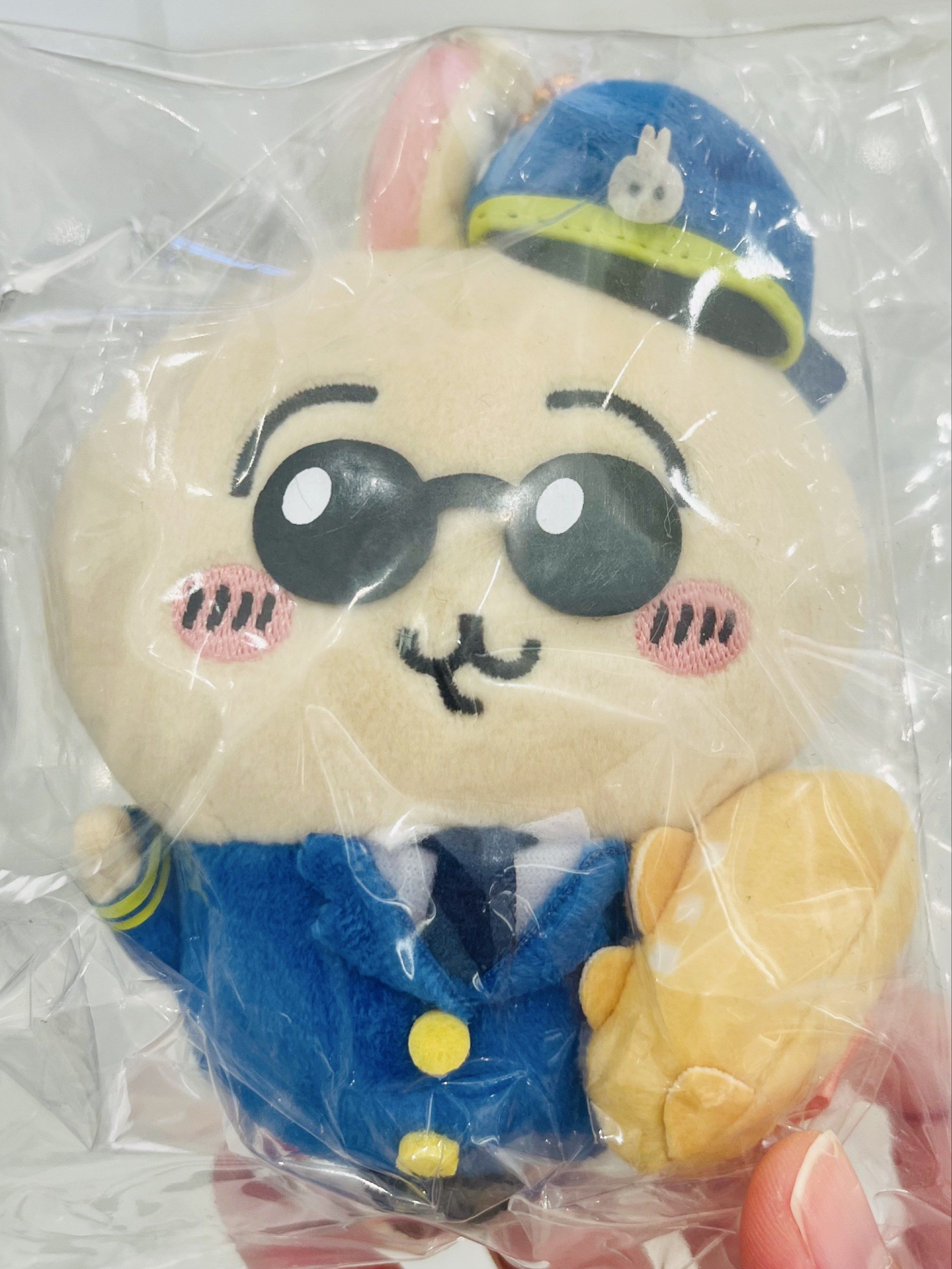 🩵空港限定✈️現貨🧑🏻‍✈️🐰正版 CHIIKAWA公仔 機師造型免哥公仔 匙扣公仔 手袋裝飾掛飾 情人節公仔 情人節禮物 生日禮物 結婚公仔 求婚公仔 節日裝飾 新年禮物 珍藏收藏品 CAPTAIN SOFT DOLL TOY CHARM BIRTHDAY WEDDING ANNIVERSARY VALENTINES GIFT DOLL （分類：飾物架、飾物盒、飾物收納盒）位於 Hong Kong。 由 swroom 提交（商品編號 1418690518，圖片 1）。簡介： 🩵$388 隻 ，全新未開封 🎁節日銷情迅速請早訂購，售完即止‼️ 🛍更多卡通精品玩具FOLLOW US ： carousell.com/swroom 📥INBOX 購買請提供以下資料 ： ▫️付款方式 : PAYME / FPS / ALIPAYHK ▫️郵寄方式： 📮 $15 up 本地平郵 ( 一般情況 2-3 工作天寄出 ) 📦 SF順豐到付 ( 一般情況 1-2 工作天寄出 ) ❌ 不
