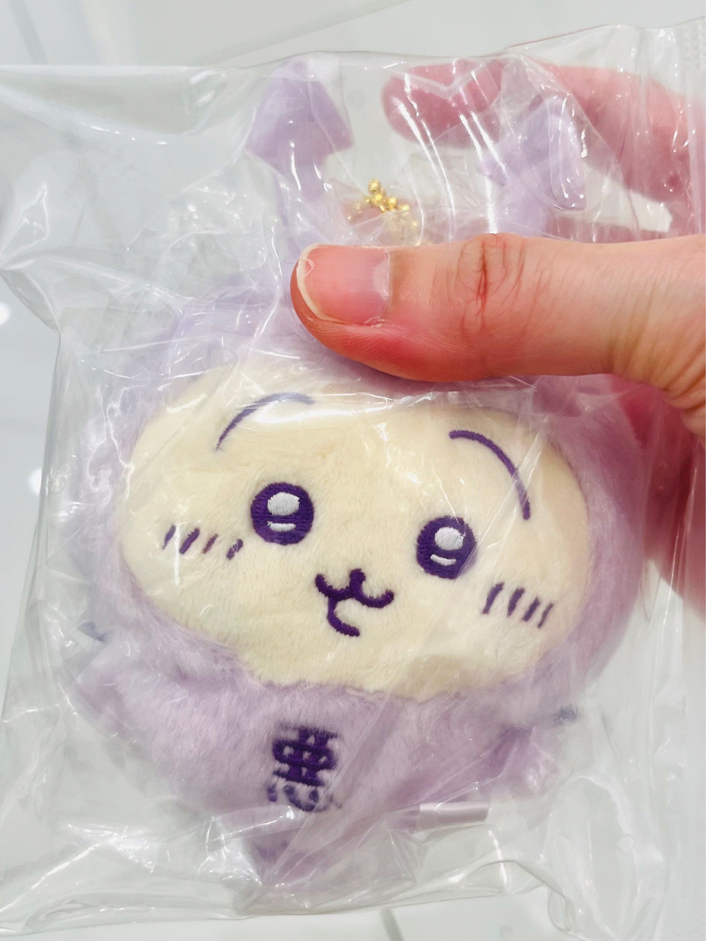 現貨💜🐰正版 CHIIKAWA公仔 紫色毛毛惡免哥公仔 匙扣公仔 手袋裝飾掛飾 情人節公仔 情人節禮物 生日禮物 結婚公仔 求婚公仔 節日裝飾 新年禮物SOFT DOLL TOY CHARM BIRTHDAY WEDDING ANNIVERSARY VALENTINES GIFT DOLL （分類：吊飾）位於 Hong Kong。 由 swroom 提交（商品編號 1418689466，圖片 1）。簡介： 💖$299隻 ，全新未開封 🎁節日銷情迅速請早訂購，售完即止‼️ 🛍更多卡通精品玩具FOLLOW US ： carousell.com/swroom 📥INBOX 購買請提供以下資料 ： ▫️付款方式 : PAYME / FPS / ALIPAYHK ▫️郵寄方式： 📮 $15 up 本地平郵 ( 一般情況 2-3 工作天寄出 ) 📦 SF順豐到付 ( 一般情況 1-2 工作天寄出 ) ❌ 不設面交 **** 確認全數付款後才留貨及安排寄出 *** 💮相關產品推介 �