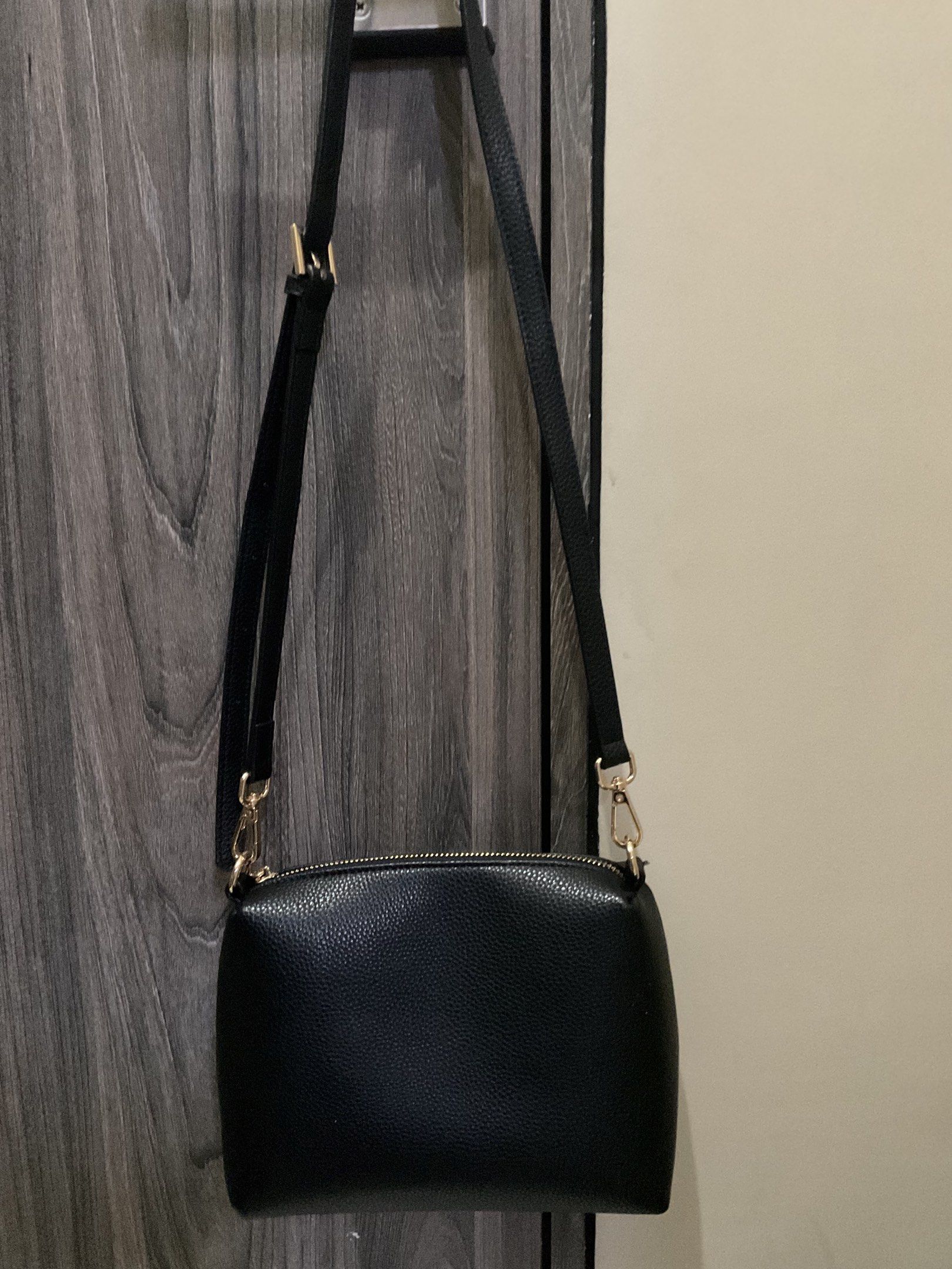 Alberto Black Crossbody Bag (Category: Community) located in Manila. Submitted by _acer (Listing ID 1418719050, Image 1). Description: Sale! Around manila.