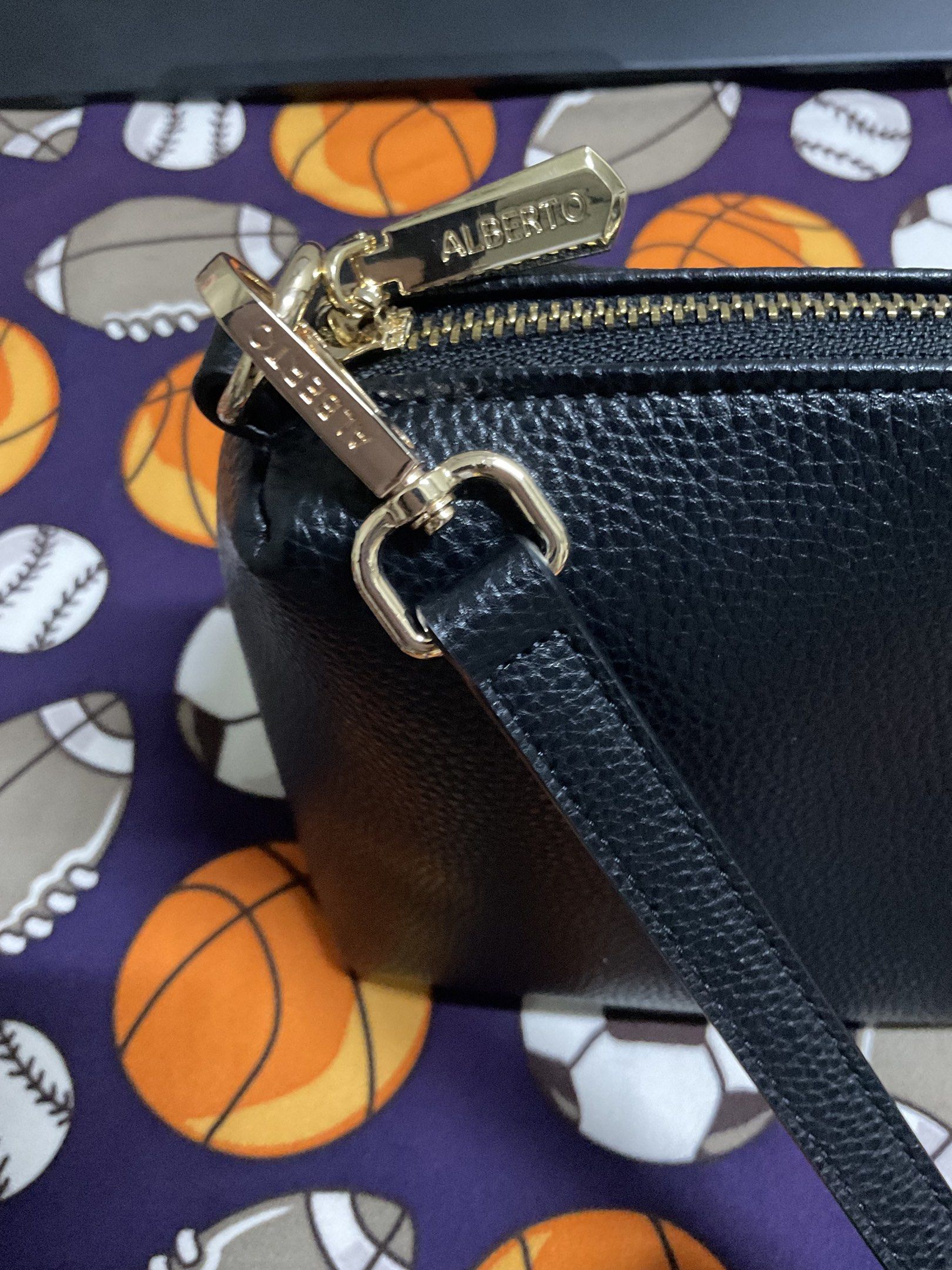 Alberto Black Crossbody Bag (Category: Community) located in Manila. Submitted by _acer (Listing ID 1418719050, Image 3). Description: Sale! Around manila.