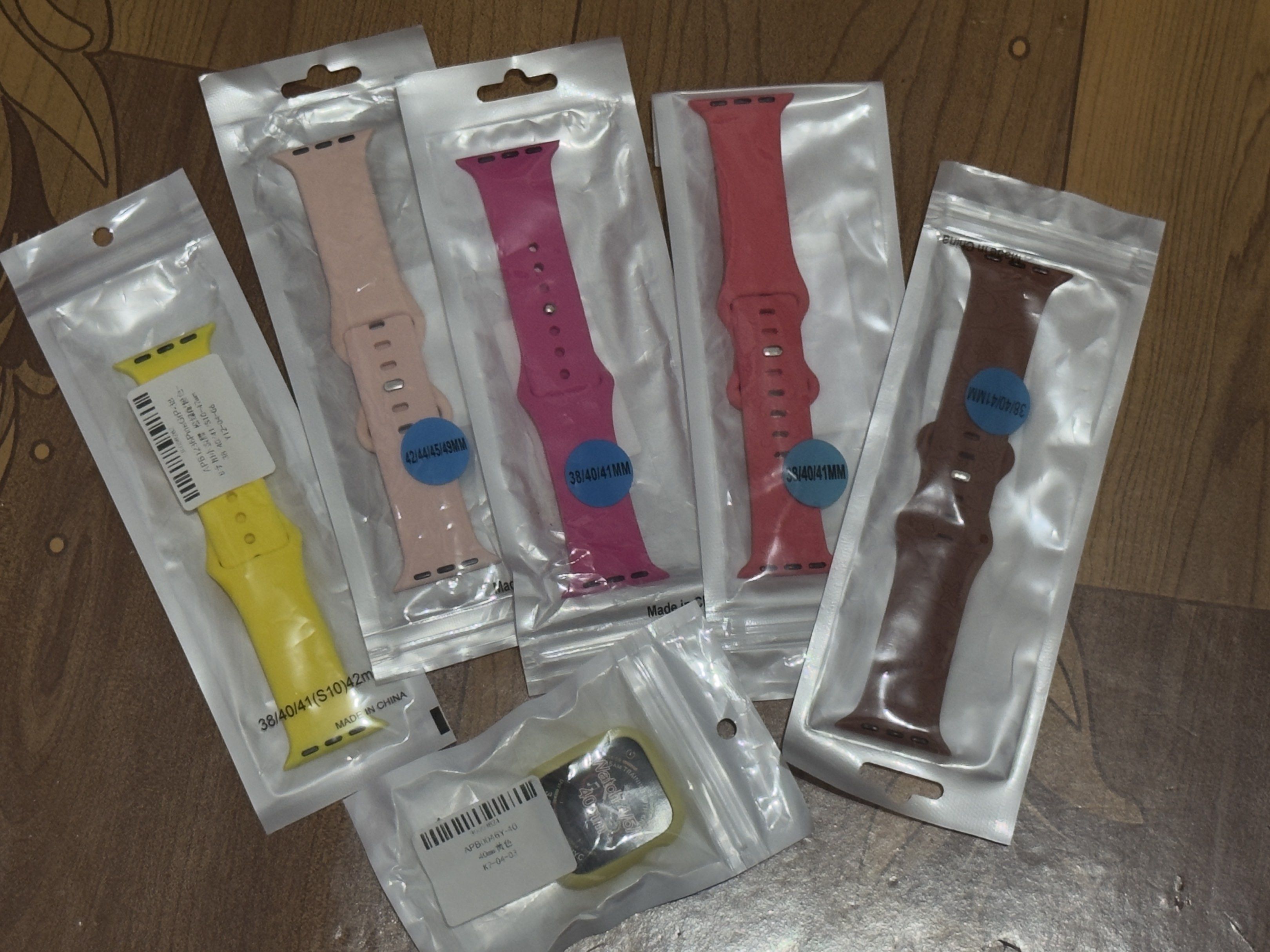 BUNDLE: Apple Watch SE 40mm straps and case (Category: Women's Watches) located in Manila. Submitted by lykasuperstarr (Listing ID 1418682358, Image 1). Description: All these straps and case for your Apple Watch for only ₱500!.