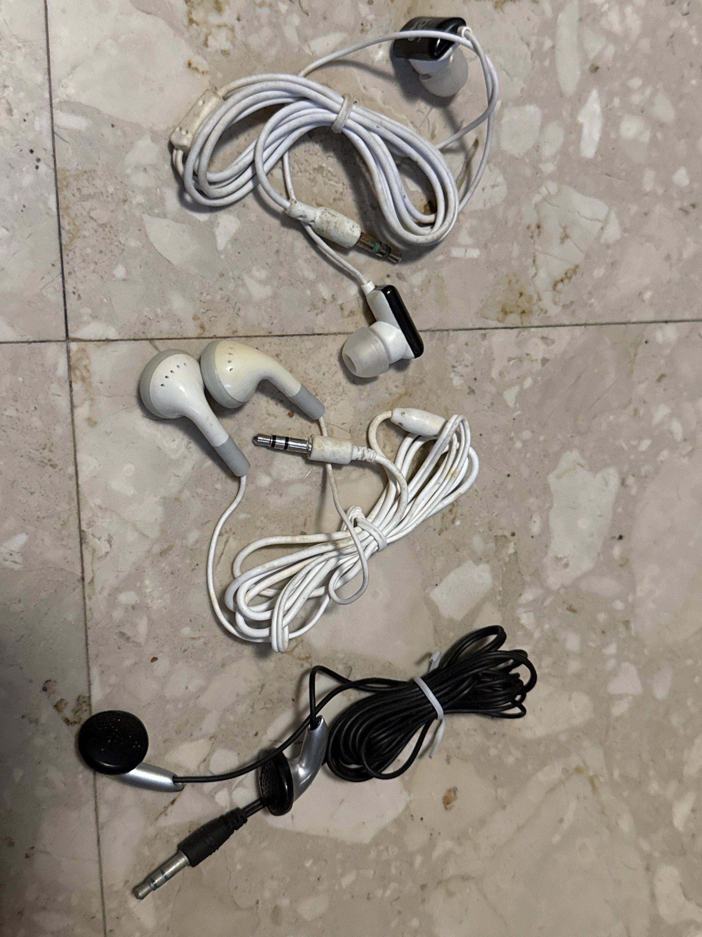 Assorted Earphones 3.5mm65561082060033110