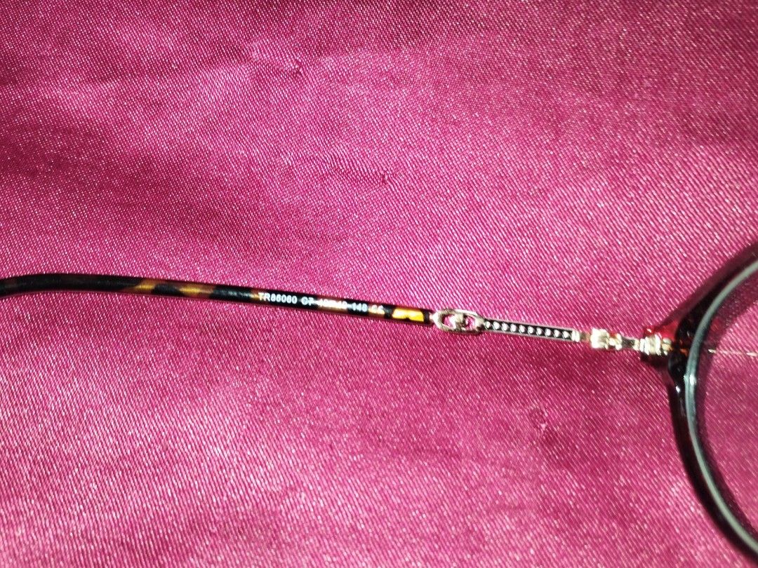 Boyonetta Eyeglasses (Category: Sunglasses & Eyewear) located in Bulacan. Submitted by chrixtn (Listing ID 1418754510, Image 3). Description: - Oval tortoiseshell frame with Gold arm accents - Clear lenses, not graded. Good as new.
