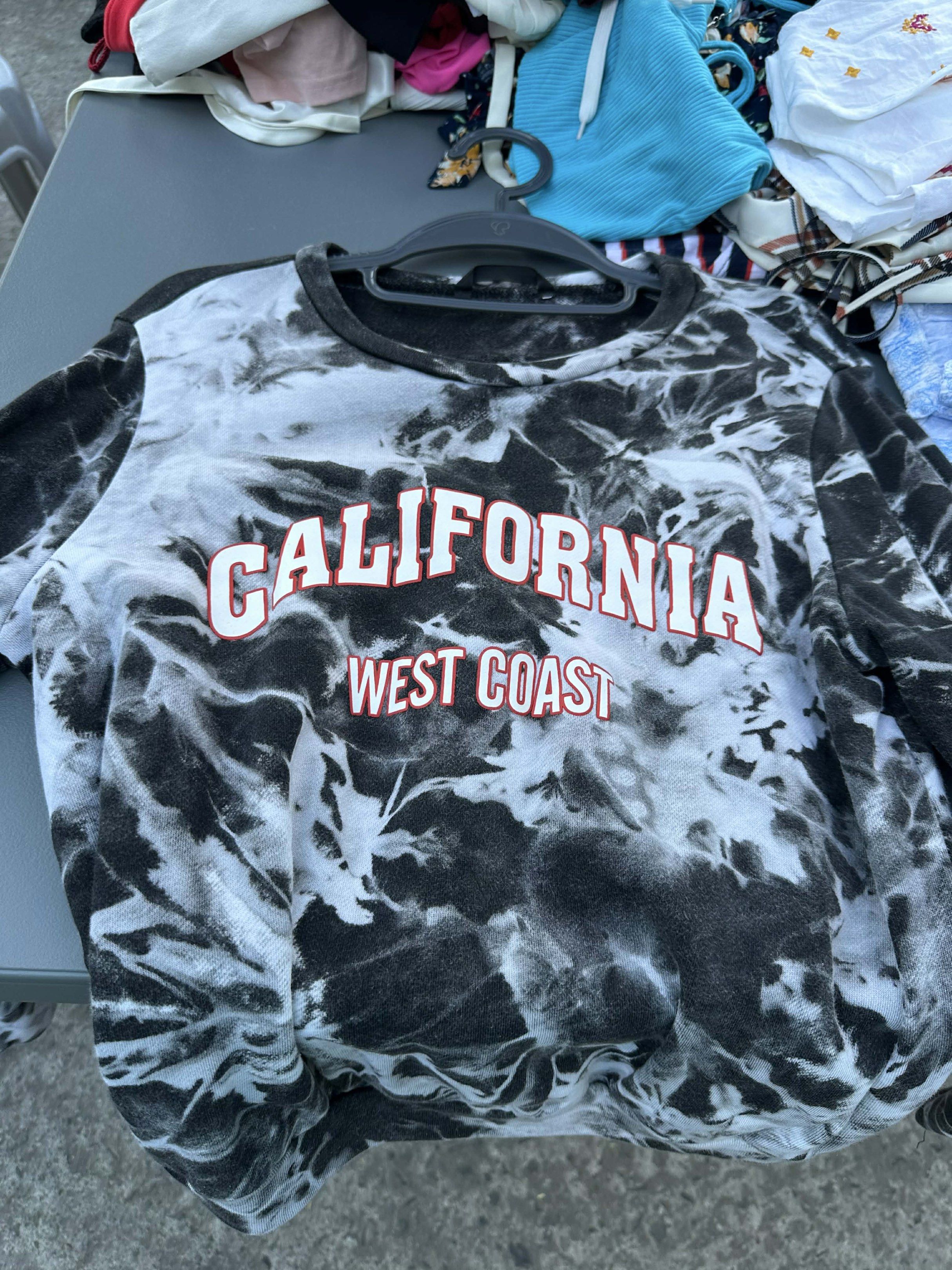 California West Coast Sweatshirt (Category: Coats, Jackets and Outerwear) located in Manila. Submitted by cssncrnn (Listing ID 1418704585, Image 1). Description: .