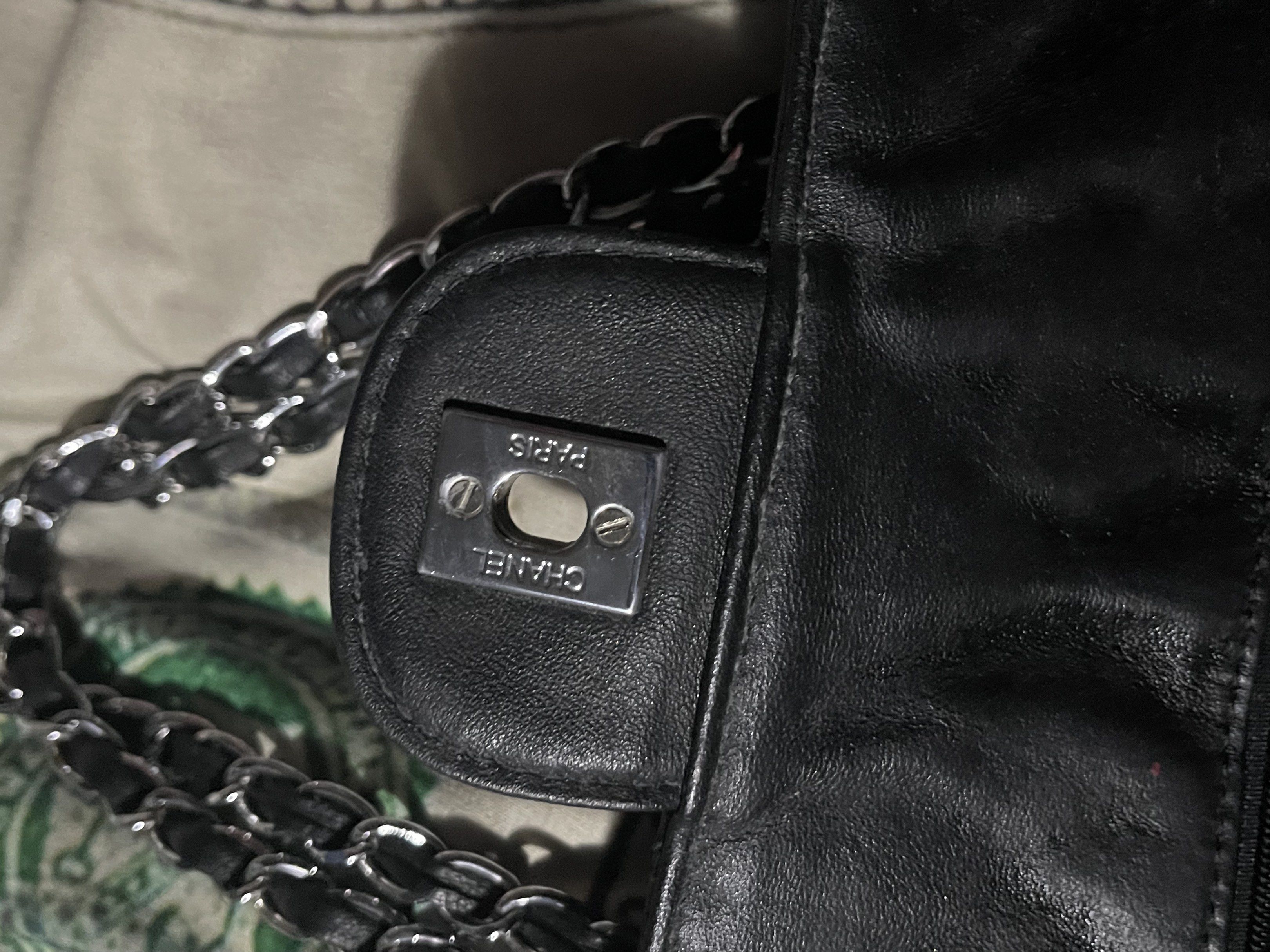 Chanel Medium Flap (Category: Luxury Bags & Wallets) located in Mandaluyong City. Submitted by _spicethrift09 (Listing ID 1418610192, Image 2). Description: -restored na sya kase nagbakbak yung red thing so I got it removed -need wash Not OG OBVIOUSLY.