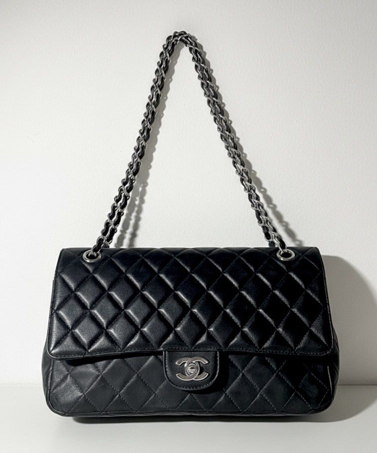 Chanel Medium Flap (Category: Luxury Bags & Wallets) located in Mandaluyong City. Submitted by _spicethrift09 (Listing ID 1418610192, Image 1). Description: -restored na sya kase nagbakbak yung red thing so I got it removed -need wash Not OG OBVIOUSLY.