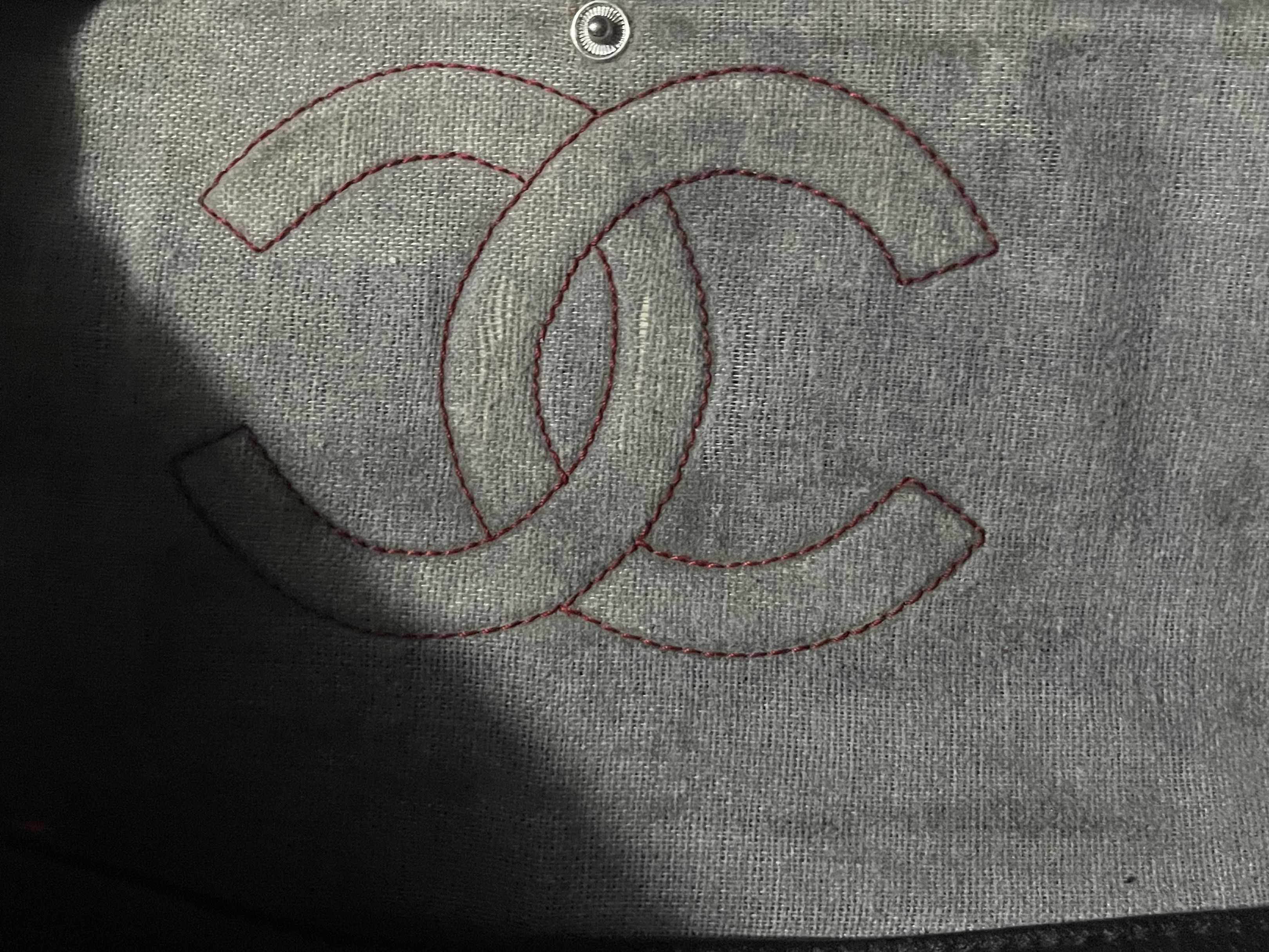 Chanel Medium Flap (Category: Luxury Bags & Wallets) located in Mandaluyong City. Submitted by _spicethrift09 (Listing ID 1418610192, Image 3). Description: -restored na sya kase nagbakbak yung red thing so I got it removed -need wash Not OG OBVIOUSLY.