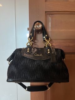 (Category: ) located in . Submitted by pr3ttysboutique (Listing ID 1418650470, Image 1). Description: .