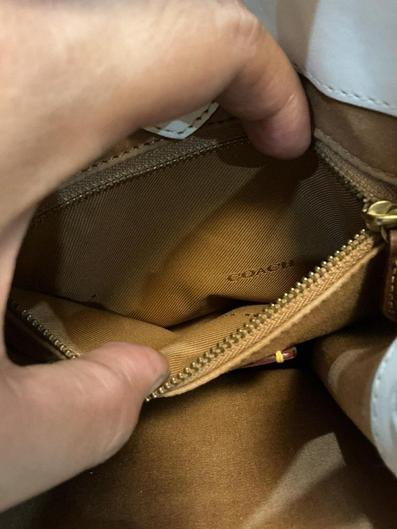 Coach Field Tote 22 (Category: Luxury Bags & Wallets) located in Manila. Submitted by epicmountain-430b (Listing ID 1418561968, Image 3). Description: This is a Coach Field Tote 22 in signature chambray and glovetanned leather, in the color Light Washed Denim Chalk..