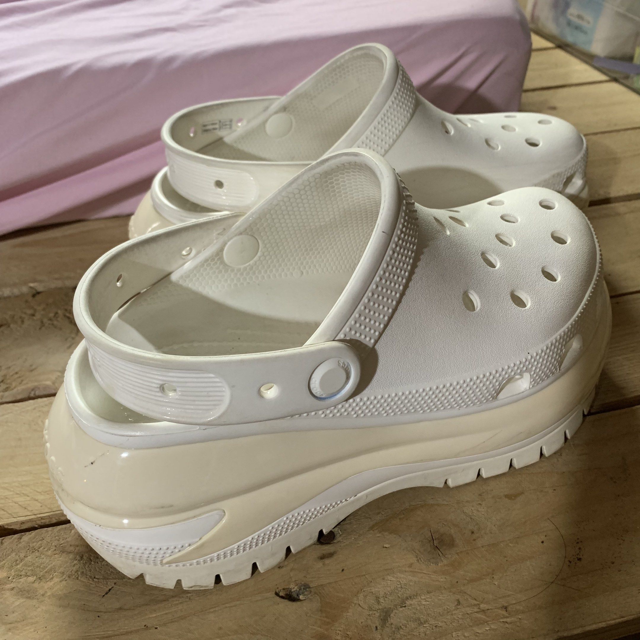 Crocs Classic Crush Platform White (Category: Slippers and slides) located in Caloocan City. Submitted by softblueshiver (Listing ID 1418740506, Image 2). Description: - White Crocs Classic Crush Platform clogs - Includes a set of jibbitz charms - Chunky platform sole - Classic Crocs design with ventilation holes - Adjustable heel straps for a secure fit - Adds height and style.
