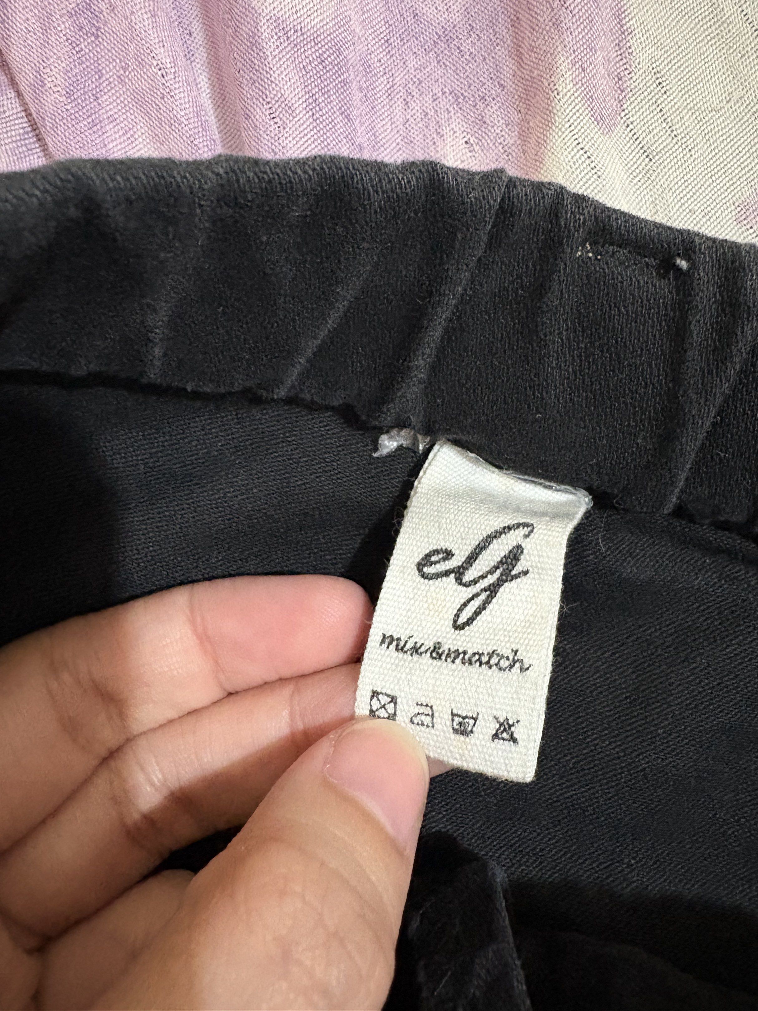 eG black skirts with inner shorts (Category: Skirts) located in Bulacan. Submitted by seikariiii (Listing ID 1418621697, Image 3). Description: 27-29 200 + sf/sdd.