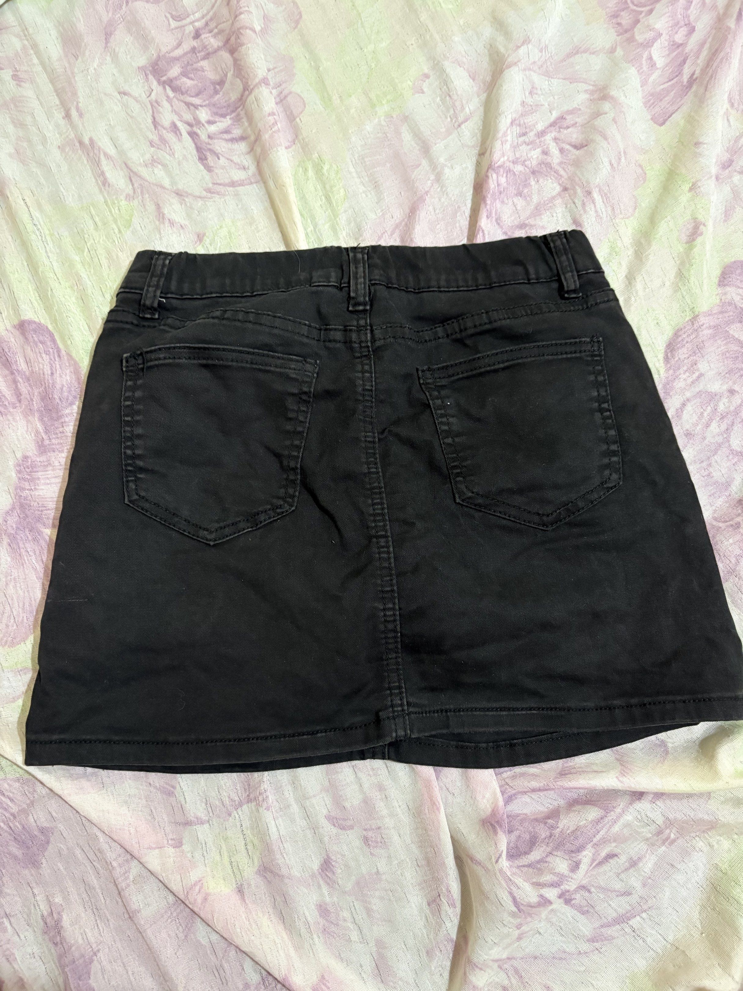 eG black skirts with inner shorts (Category: Skirts) located in Bulacan. Submitted by seikariiii (Listing ID 1418621697, Image 2). Description: 27-29 200 + sf/sdd.