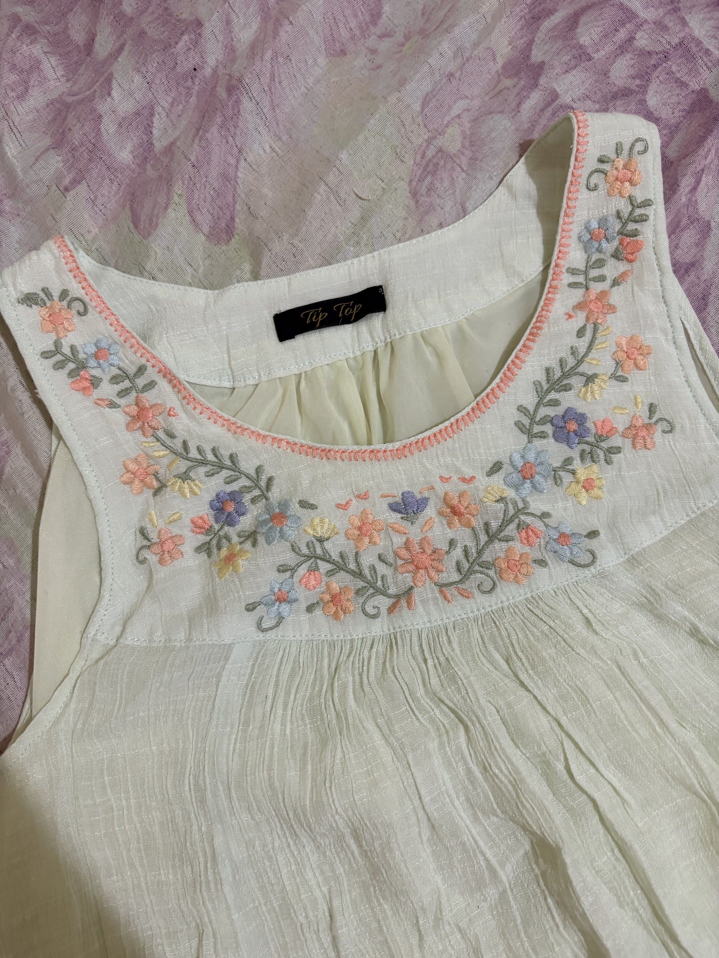 floral pastel green top (Category: Sleeveless) located in Bulacan. Submitted by seikariiii (Listing ID 1418614844, Image 2). Description: floral pastel green top has layerings! can be a dress if you have short torso small to medium 150 + sf/same day delivery .
