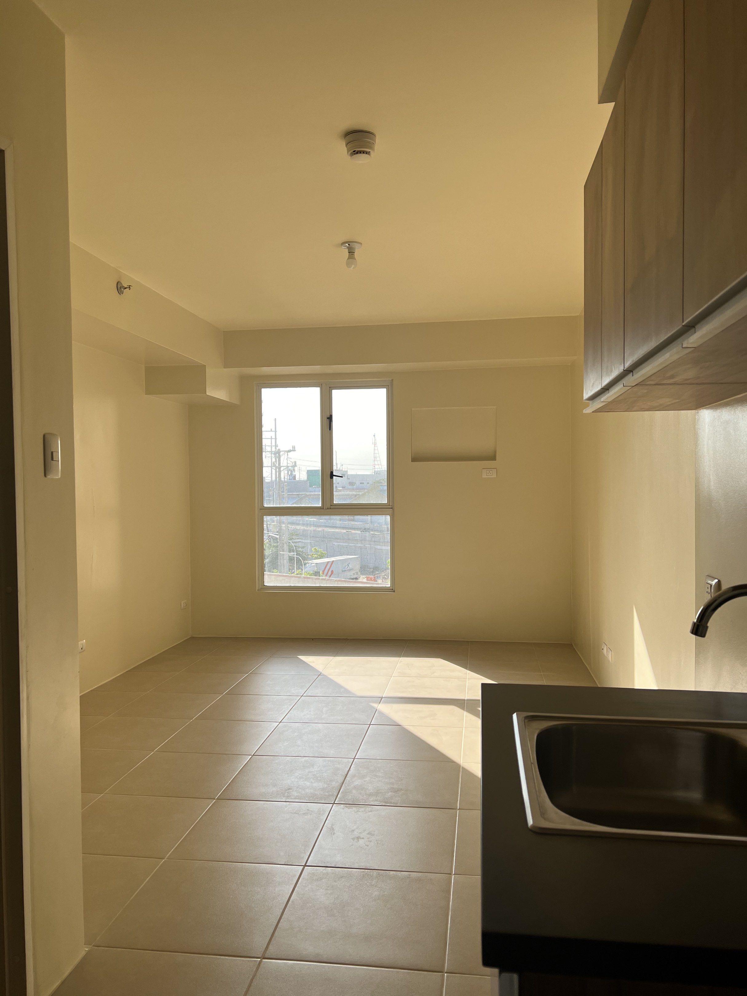 For Rent Bare Studio Unit Avida Towers Sucat (Category: Apartments & Condos) located in Mandaluyong City. Submitted by lopezsam (Listing ID 1418717030, Image 3). Description: Avida Towers Sucat Tower 9 Bare unit 11,000 (inclusive of association dues) Near SM Sucat No pets allowed Min of 6mos 1 month advance 2months deposit W/ contract Direct Owner .