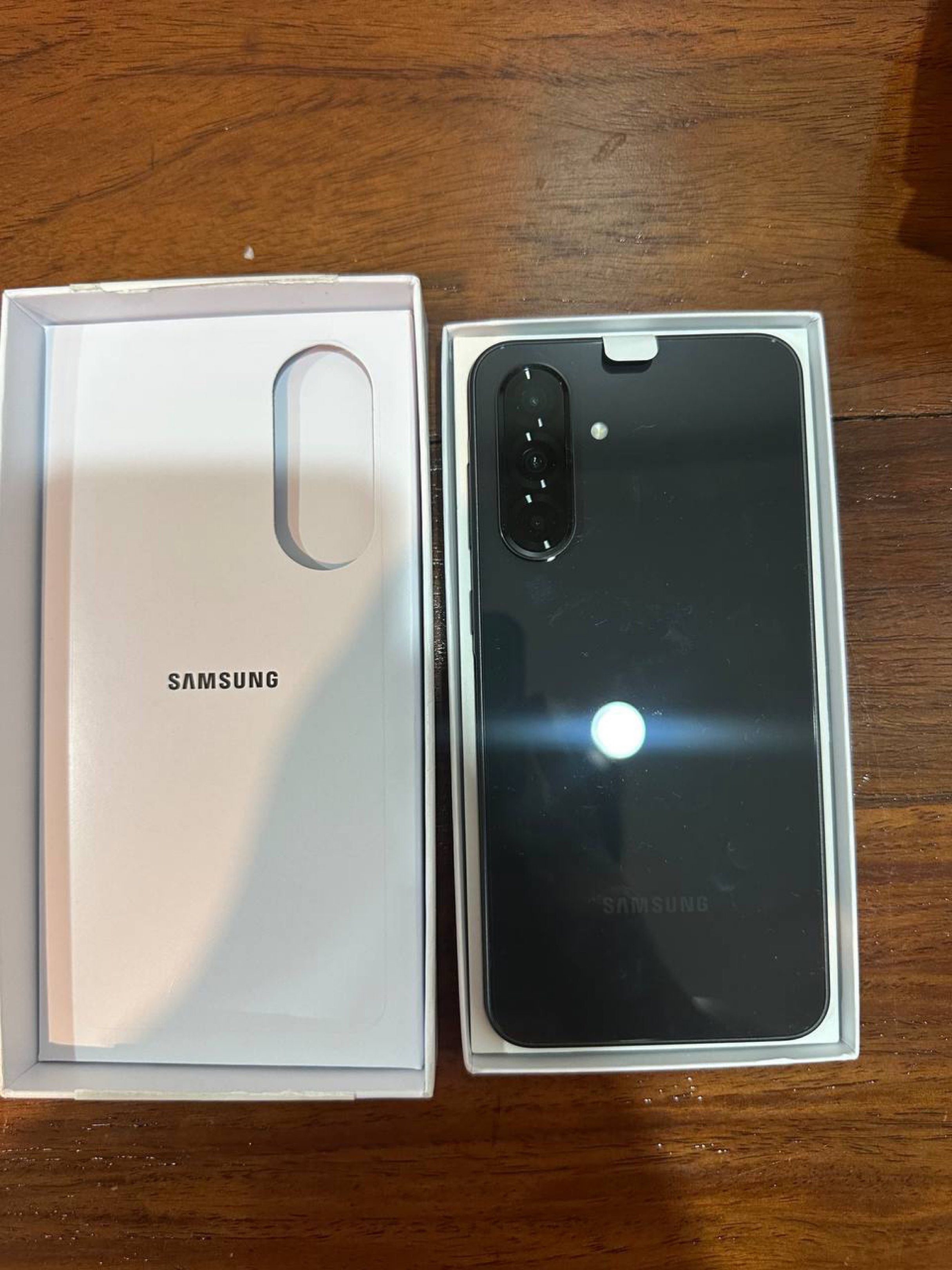 Galaxy A36 5G Brand New (Category: Samsung) located in Quezon City. Submitted by kblcid (Listing ID 1418744106, Image 2). Description: Samsung Galaxy A36 5G | Brand New | Globe Locked SPECS: ✅ Display: 6.7-inch FHD+ Super AMOLED, 120Hz, 1,200 nits brightness ✅ Storage: 8GB RAM with 128GB internal storage ✅ Rear Camera: 50MP (OIS) main + 8MP ultra-wide + 5MP macro ✅ Battery: 5,000 mAh, 45W fast charging ✅With box, manuals and cable (No adapter inc
