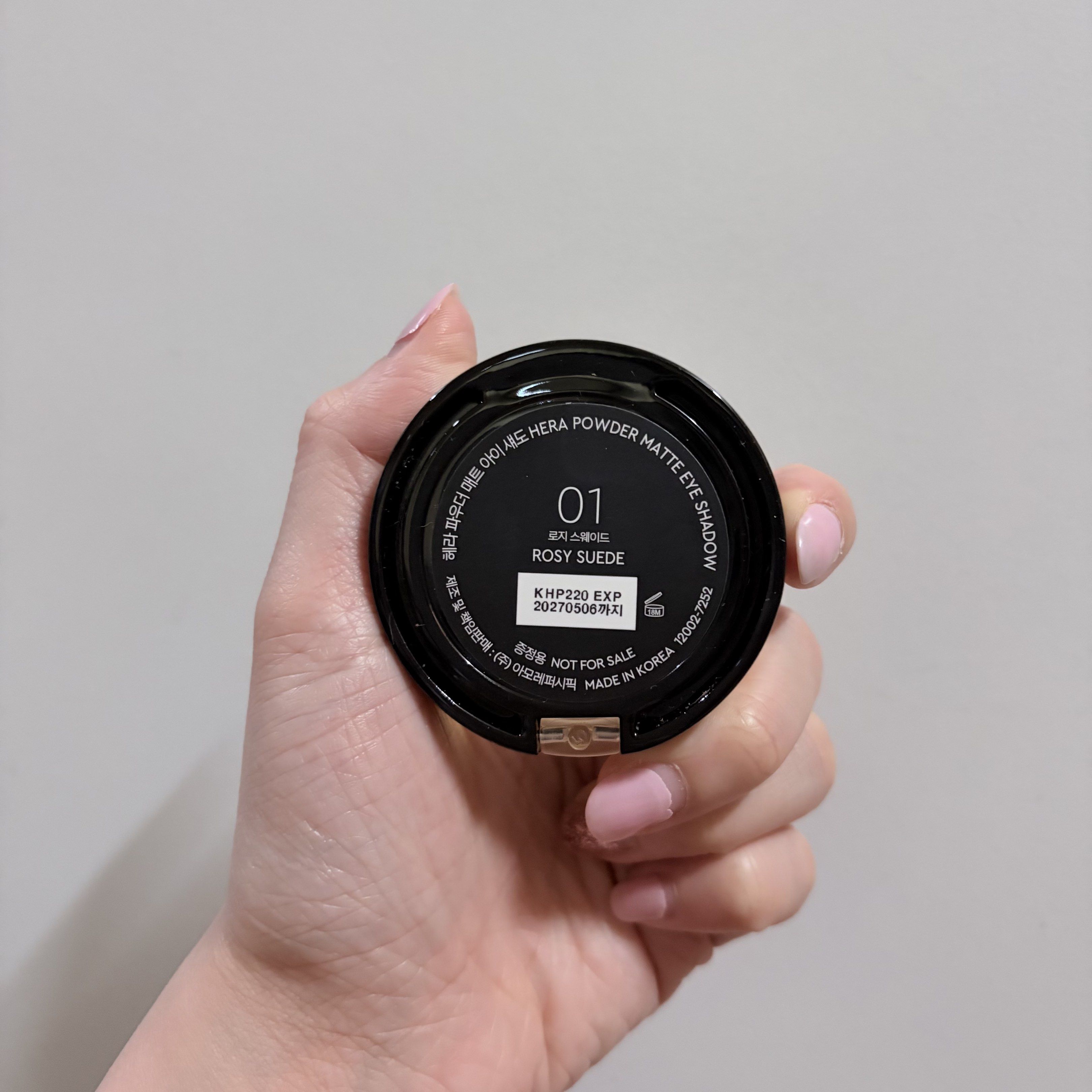 Hera Eyeshadow (Category: Makeup) located in Quezon City. Submitted by glen_things (Listing ID 1418734223, Image 3). Description: Expiration date: May 2027.