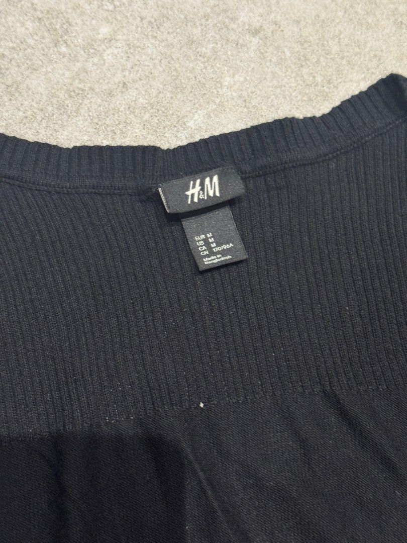 H&M Black Cardigan (Category: Coats, Jackets and Outerwear) located in Quezon City. Submitted by envti (Listing ID 1418715881, Image 2). Description: .