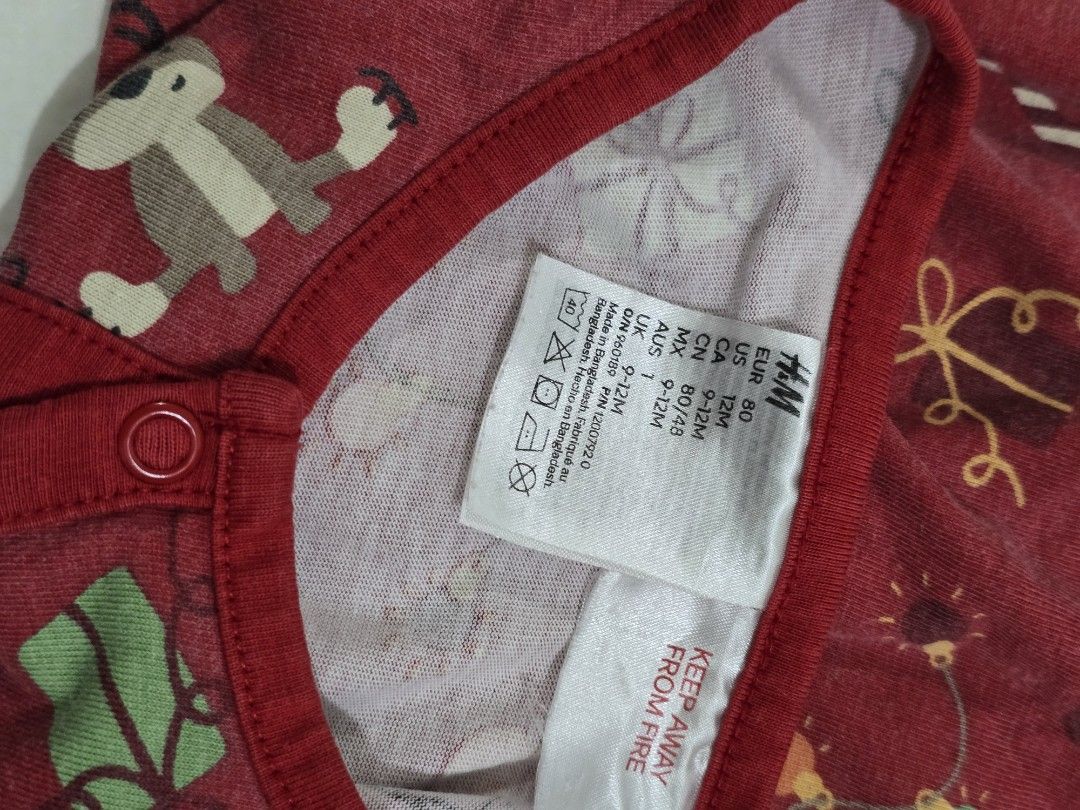 H&M Christmas Onesie 9-12M (Category: Babies & Kids Fashion) located in Makati City. Submitted by lyssz18 (Listing ID 1418696043, Image 3). Description: - H&M Christmas onesie - Size: 9-12 months - Features a festive reindeer and gift box pattern - Long sleeves and full-length design - Easy snap closure.