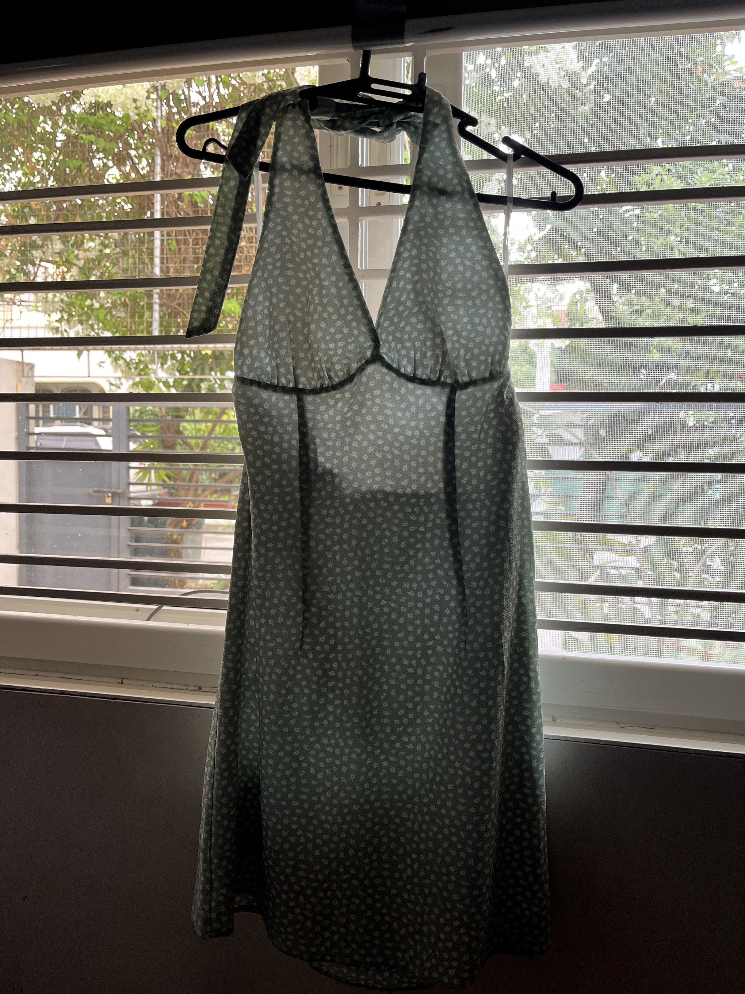 H&M Divided Halter Dress (Category: Dresses) located in Las Pinas. Submitted by sortandsimplify (Listing ID 1418773003, Image 1). Description: .