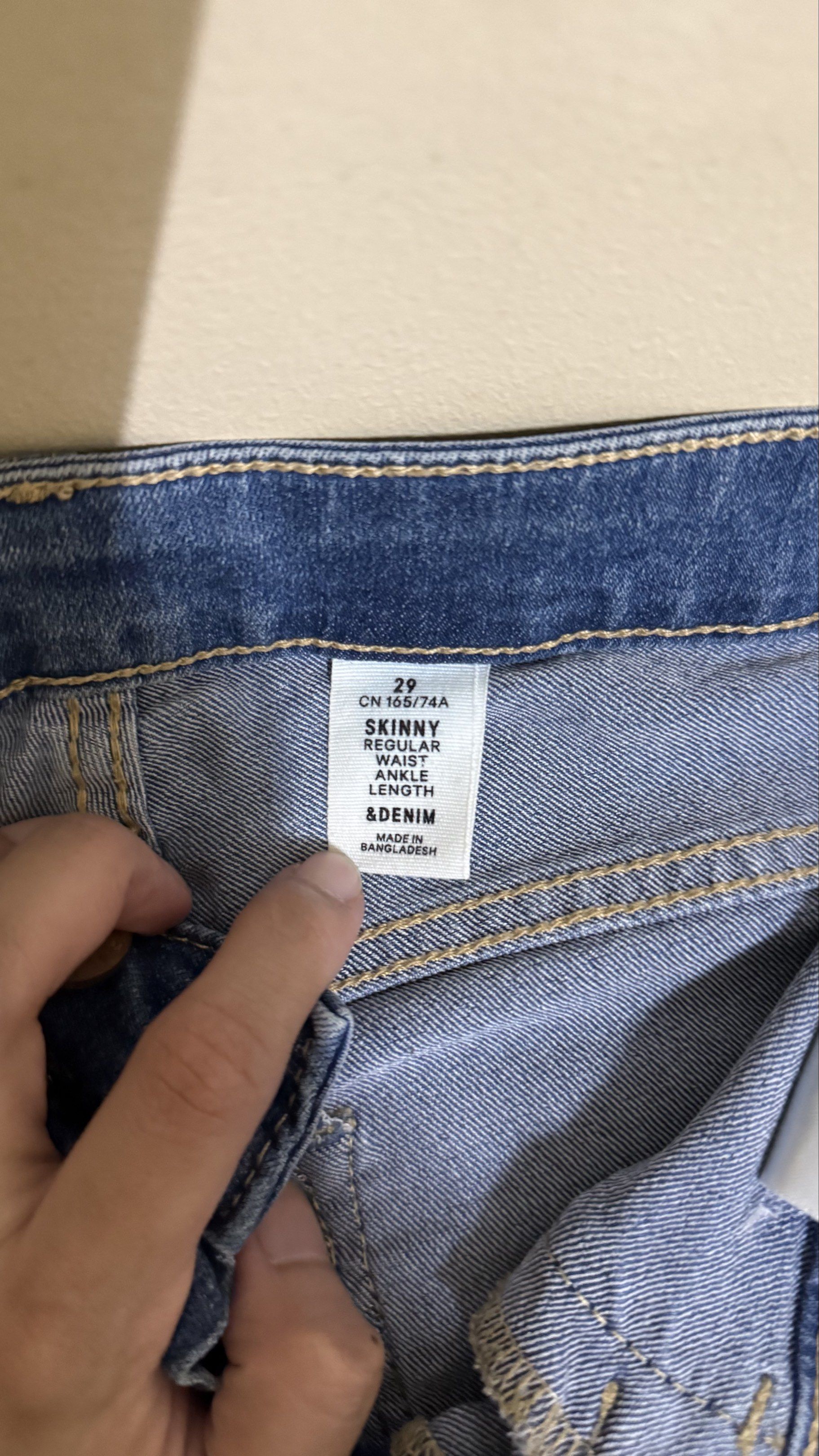 H&M Skinny Regular Jeans - Size 29 (Category: Jeans) located in Manila. Submitted by daisydeclutters (Listing ID 1418726348, Image 2). Description: H&M skinny jeans in classic blue denim color. Negotiable :) .