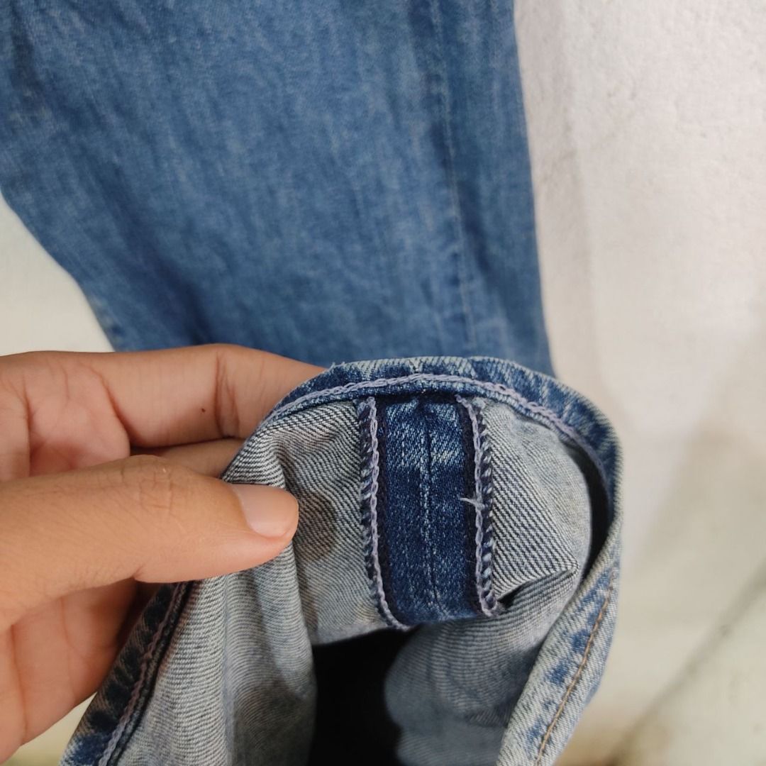 Hugo Boss Stretch Denim Jeans (Category: Jeans) located in Pagsanjan. Submitted by treasure.thriftph999 (Listing ID 1418680865, Image 3). Description: - Hugo Boss denim jeans - Classic blue wash - Straight leg fit - Stretch fabric - Button closure with Boss logo - YKK zipper - Leather Hugo Boss logo patch - Made in Turkey Issue paint stain - Size: Width 32 Length 44 Hem 7 400+SF Dm for fast transaction Pagsanjan,Laguna 4008.