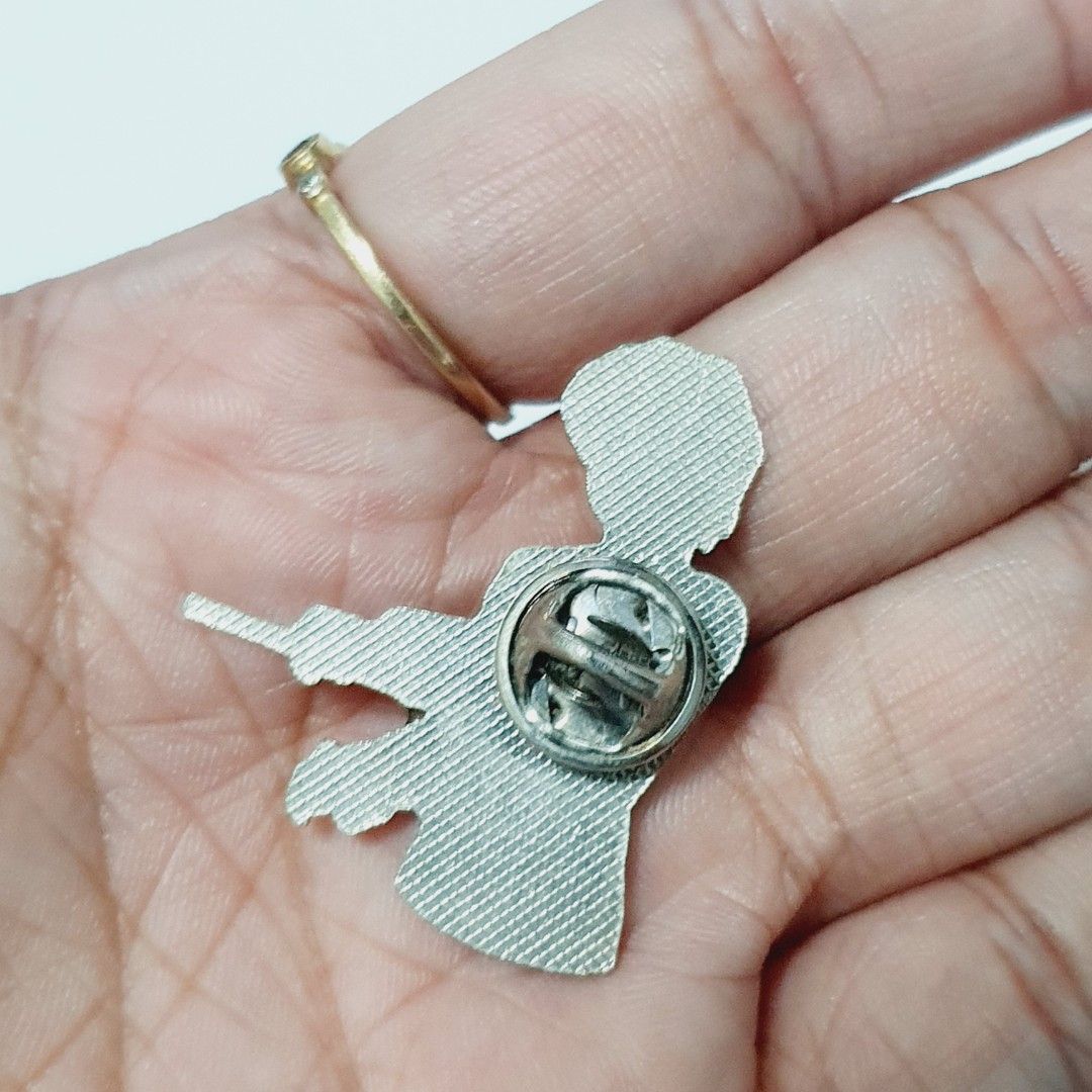 Hunter x Hunter Metal Pin Kurapika (Category: Vintage Collectibles) located in Taytay. Submitted by kyo.mono (Listing ID 1418716277, Image 2). Description: 💟Follow us on IG: kyo.mono for faster replies TikTok: kyo.mono_ for videos and review Excellent condition Auth from Japan Actual photo posted.