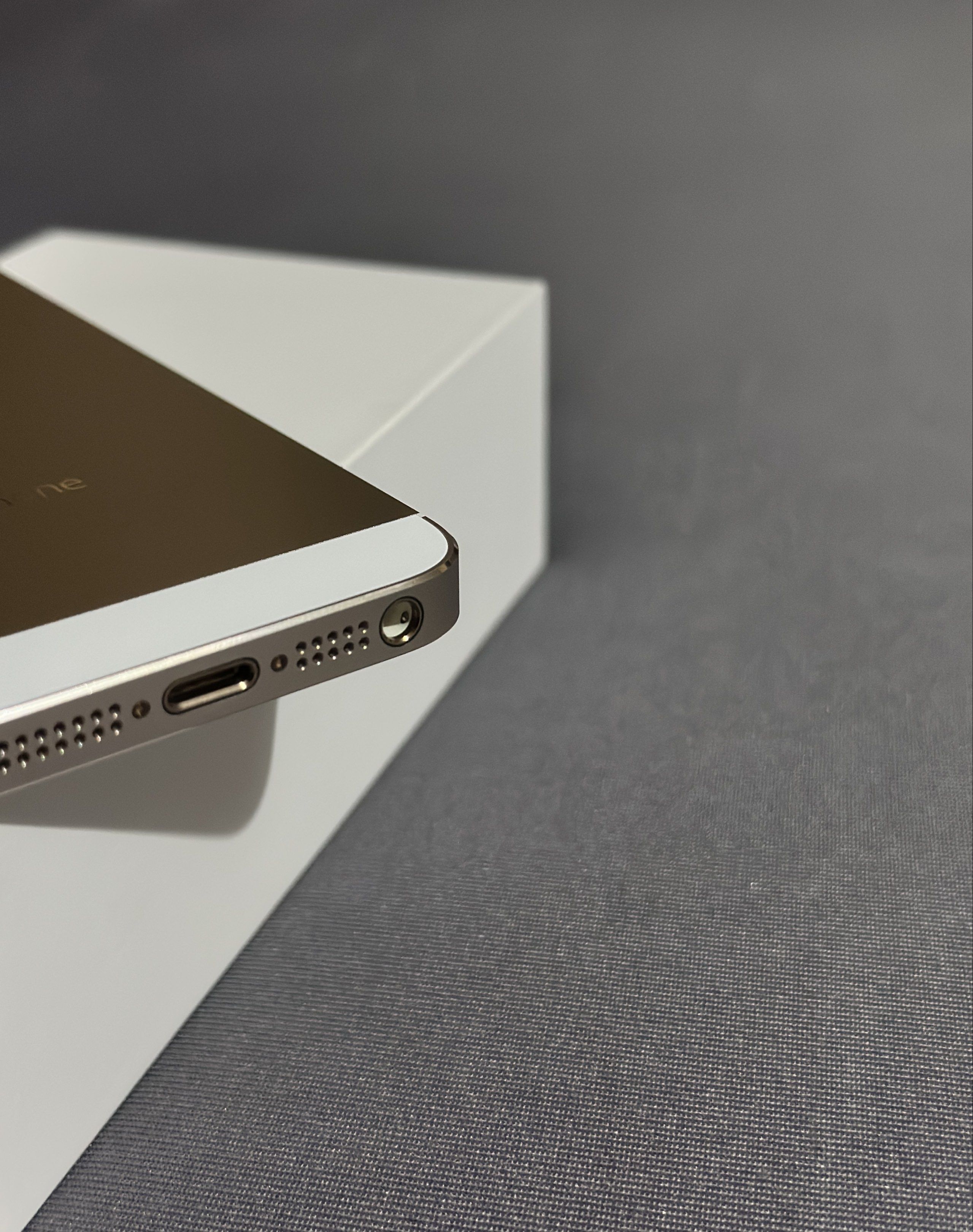 iPhone 5s (Certified Apple Pre Owned) (Category: Others) located in Makati City. Submitted by msn_gdgt (Listing ID 1418766885, Image 3). Description: 16 GB Gold With Original Box No Issue Para sa mga mahilig sa digicam vibe na old iPhones ito na! Super tagal na siya nakatago since binili siya for collection display, maintaining nalang for charging para maingatan at hindi masira. super bago pa ng unit. Note: Kindly message me for the design and pi