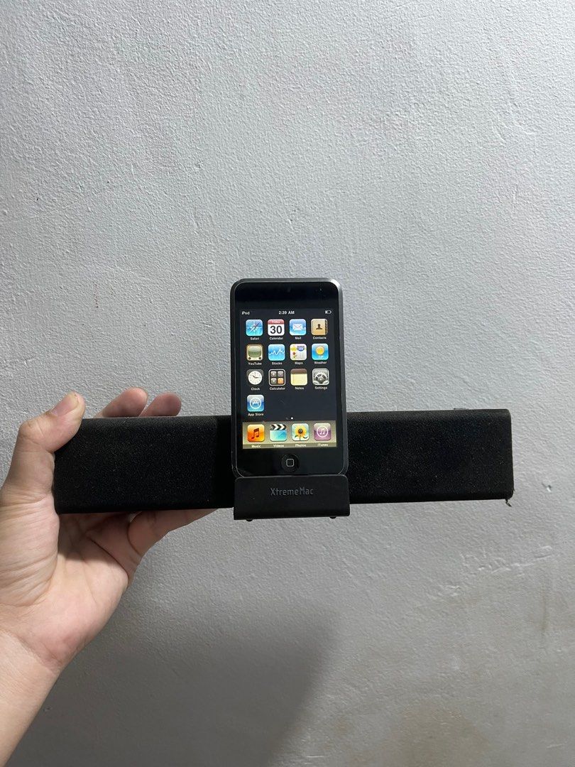 iPod touch 1st gen with dock speaker (Category: Portable Music Players) located in Manila. Submitted by apple_siri (Listing ID 1418595255, Image 2). Description: Issue ng ipod touch kapag naka earphones isa lang nagana o may tunog need galawin tas nagkaka tunog na both good condition pa battery and buttons no issue sa pag plug sa dock speaker kaya good as set yan may songs nadin na nakalagay jan mga top hits sa sp@t!fy kaya gagamitin na lang yan 