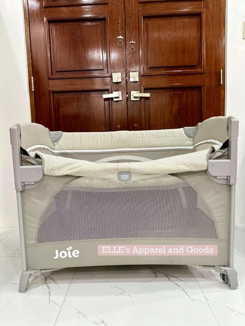 Joie Kubbie Sleep Bedside Travel Cot (Category: Cots & Cribs) located in Caloocan City. Submitted by ellesapparelandgoods (Listing ID 1418735486, Image 2). Description: - Joie Kubbie Sleep bedside travel cot - Compact and easy to fold - Includes a convenient travel bag - Features a neutral color scheme - Comes with a mattress - Mesh side for optimal ventilation - Ideal for travel and everyday use.