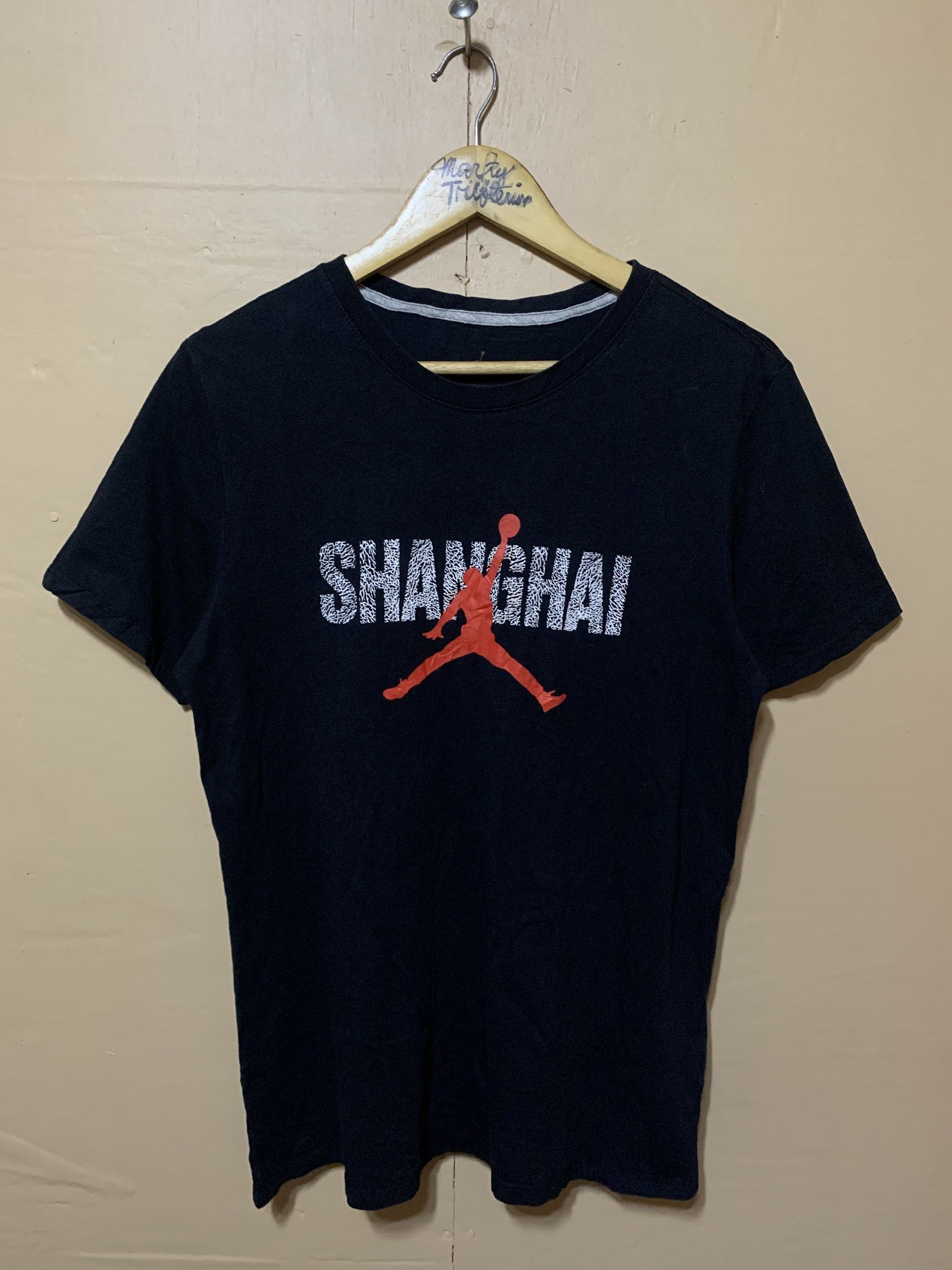 JORDAN SHANGHAI T-SHIRT (Category: Tshirts & Polo Shirts ) located in Bislig. Submitted by markyzoldyck (Listing ID 1418707063, Image 1). Description: EXCELLENT CONDITION SIZE LARGE ON TAG(SMALL FITTING) 19 WIDTH 27 LENGTH COLOR RATE 9.9/10 NO ISSUE .