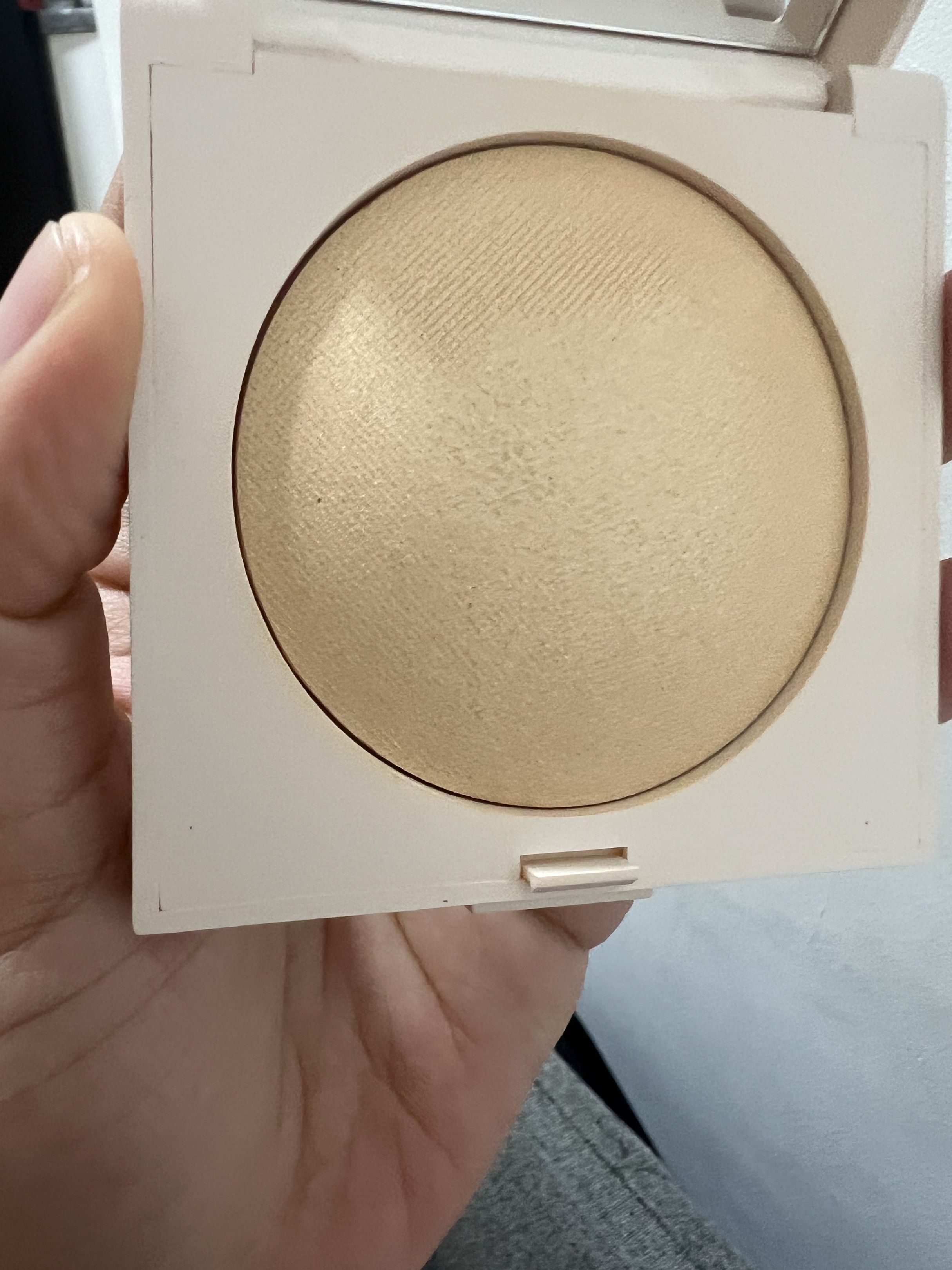 Laura Mercier Face Illuminator Powder (Category: Makeup) located in Pateros City. Submitted by j53221 (Listing ID 1418710574, Image 1). Description: - Laura Mercier Face Illuminator Powder - Light, shimmery shade - Square compact with light-colored casing - Pressed powder - Brand name printed on the back.