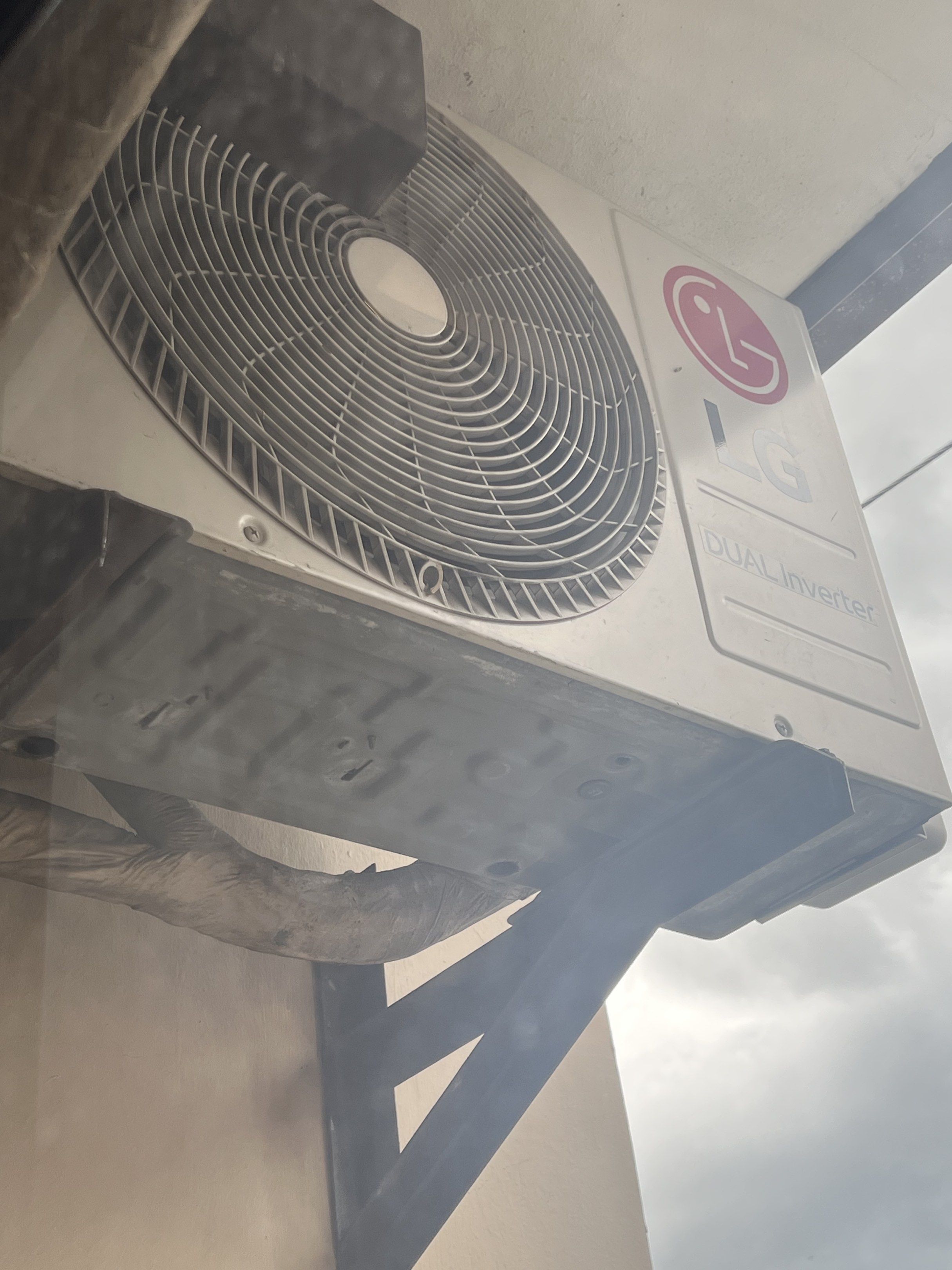 LG Dual Inverter Air Conditioner (Category: Air Conditioning and Heating) located in Pasig City. Submitted by blushonline (Listing ID 1418641934, Image 2). Description: - LG Dual Inverter air conditioner - Energy-saving technology - Includes indoor and outdoor units - Outdoor unit mounted on bracket - Indoor unit wall-mounted - White color - Designed for efficient cooling.