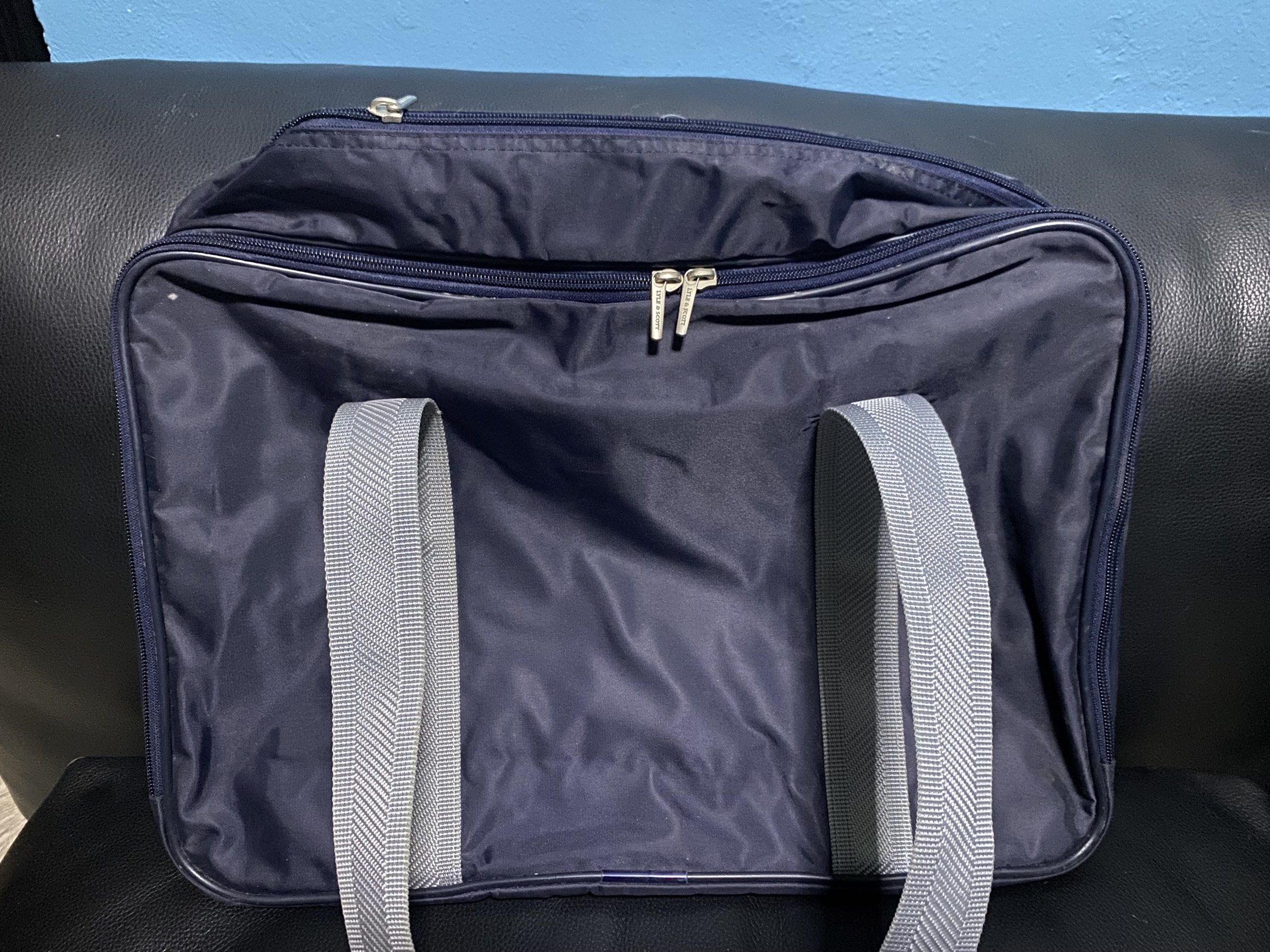Lyle & Scott Navy School Bag/Laptop bag (Category: Laptop Bags & Sleeves) located in Caloocan City. Submitted by senglavs (Listing ID 1418661228, Image 2). Description: - Lyle & Scott navy school bag - Main compartment with multiple pockets - Zippered closure - Two top handles - Front pocket - Gray handle accents - Small logo on front - Checkered interior ₱300 only Loc. North caloocan Pick up or lalamove ship. .