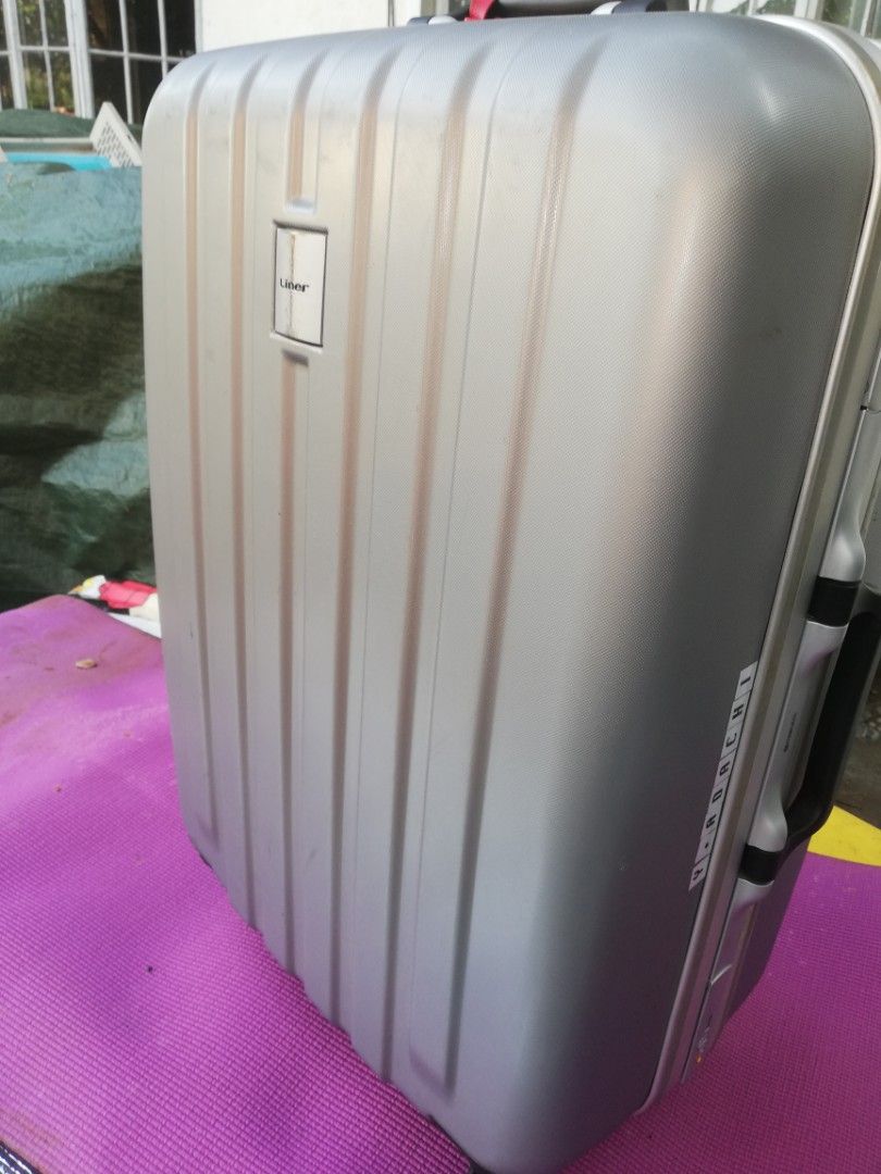 Maruem hardcase luggage (Category: Luggage) located in Paranaque City. Submitted by 4thestate.surplusan (Listing ID 1418610098, Image 1). Description: Maruem hardcase luggage w keys.