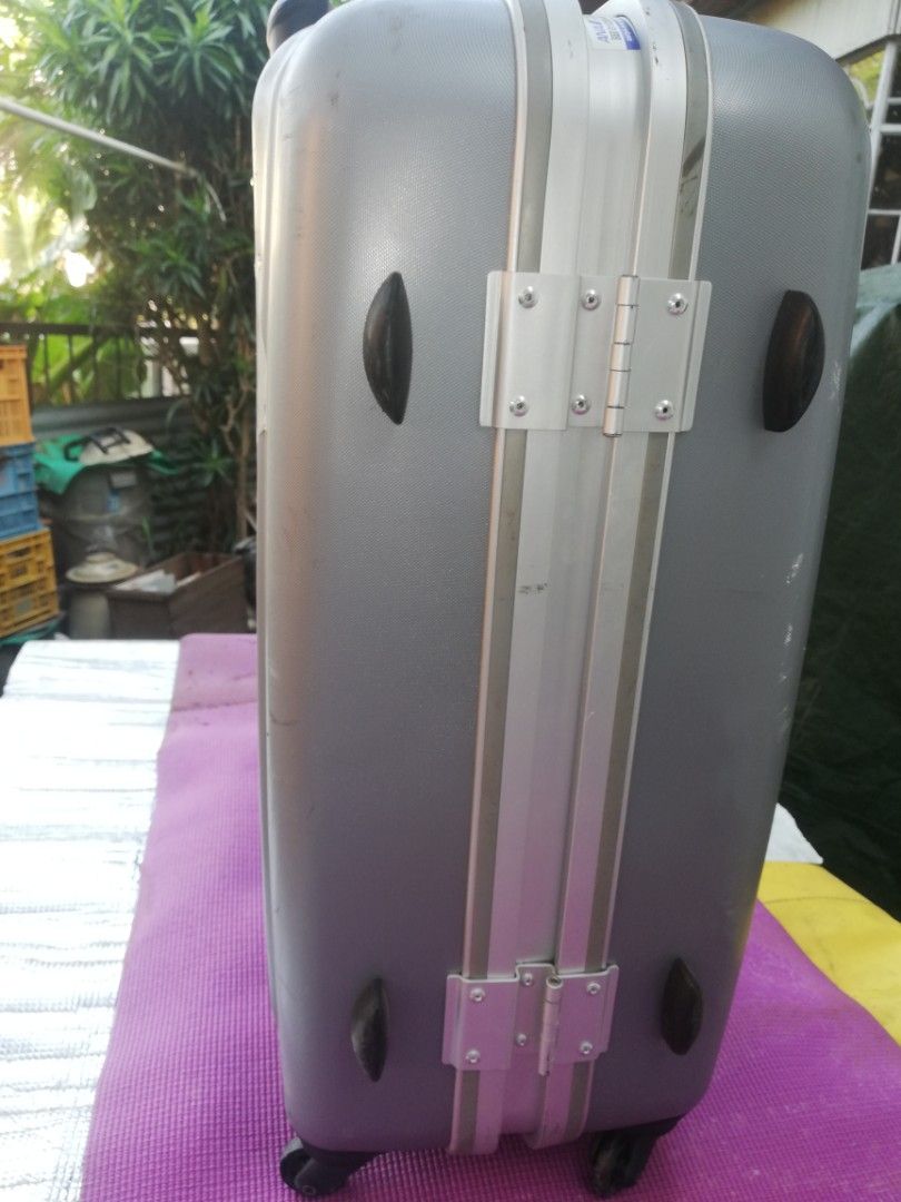 Maruem hardcase luggage (Category: Luggage) located in Paranaque City. Submitted by 4thestate.surplusan (Listing ID 1418610098, Image 3). Description: Maruem hardcase luggage w keys.