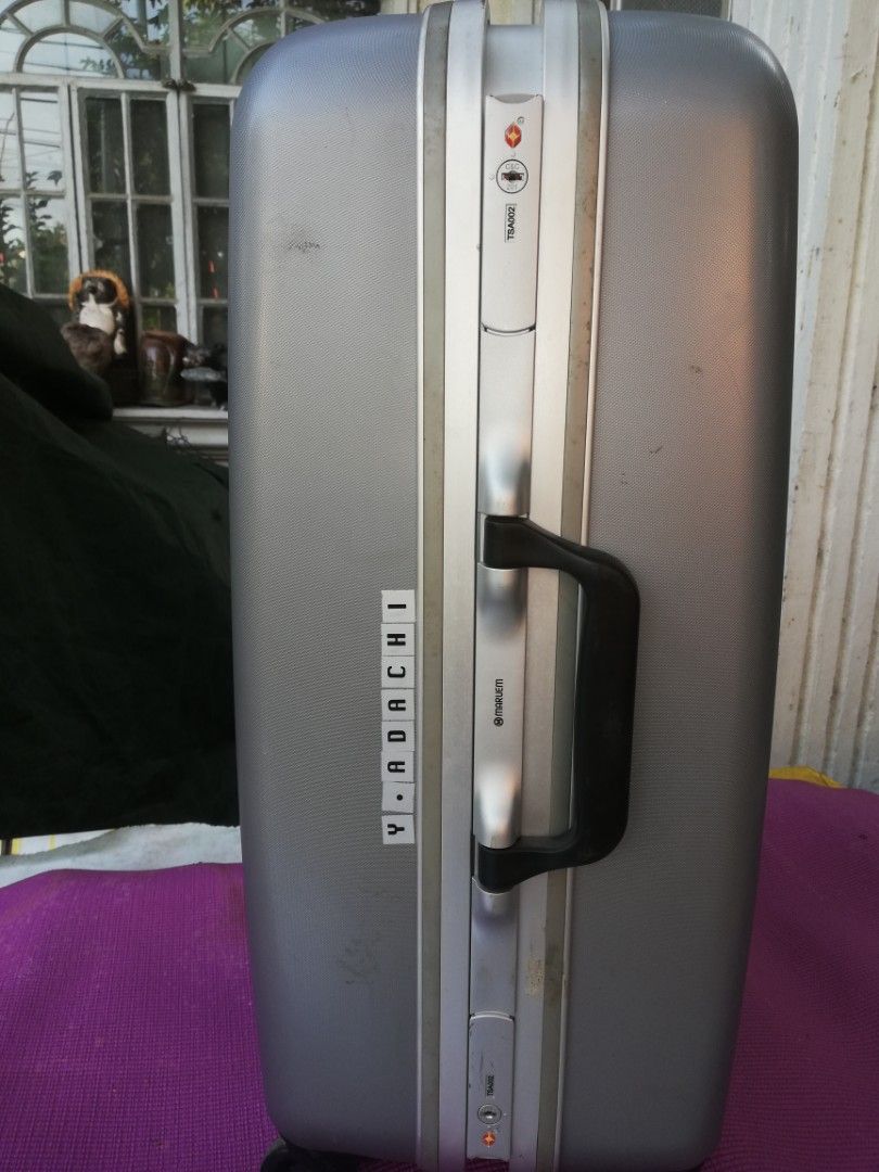 Maruem hardcase luggage (Category: Luggage) located in Paranaque City. Submitted by 4thestate.surplusan (Listing ID 1418610098, Image 2). Description: Maruem hardcase luggage w keys.