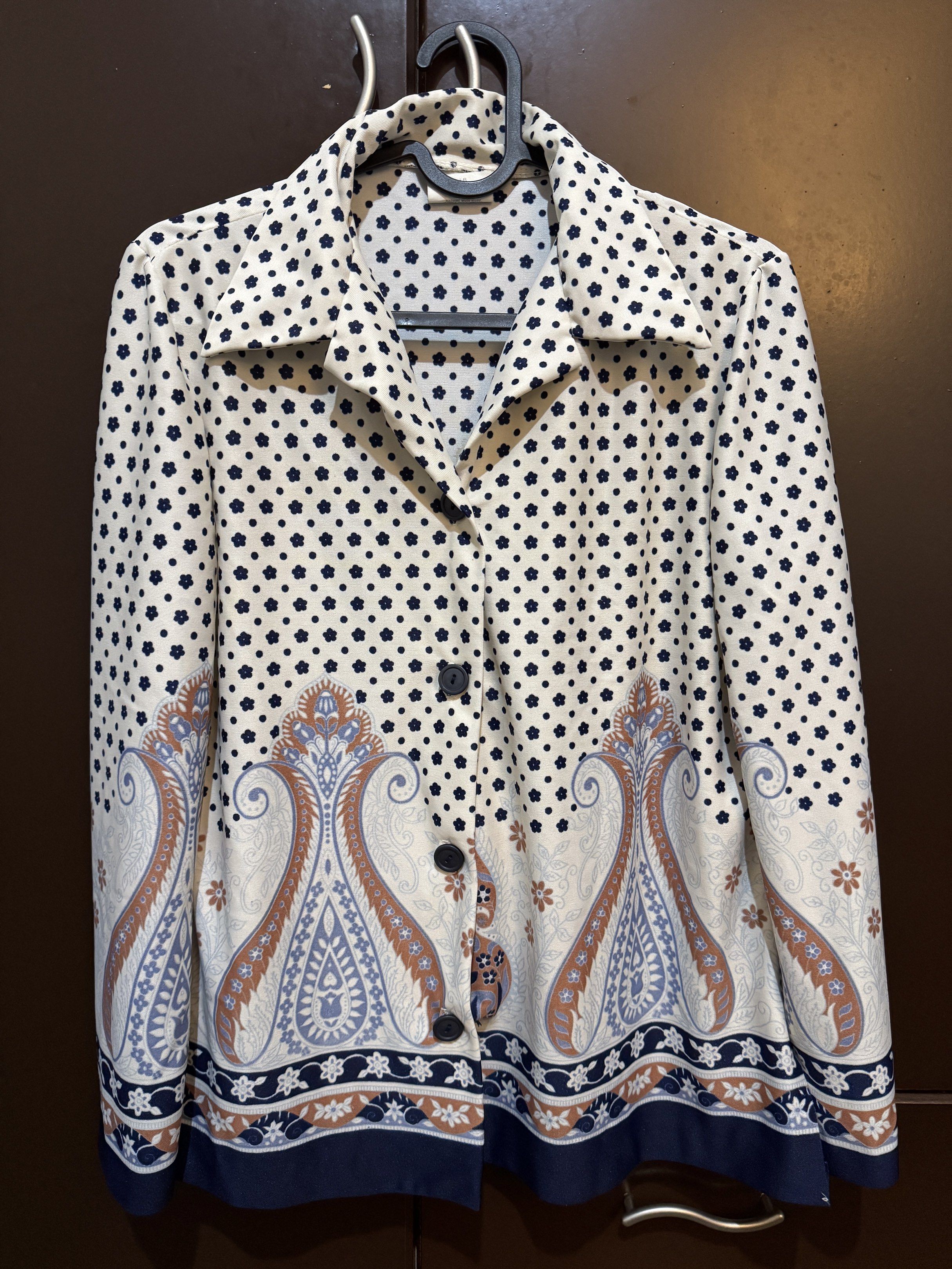 Miami Express Vintage Floral Blouse (Category: Blouses) located in Taguig. Submitted by floseason (Listing ID 1418716227, Image 1). Description: - floral pattern and paisley design - Button closure.