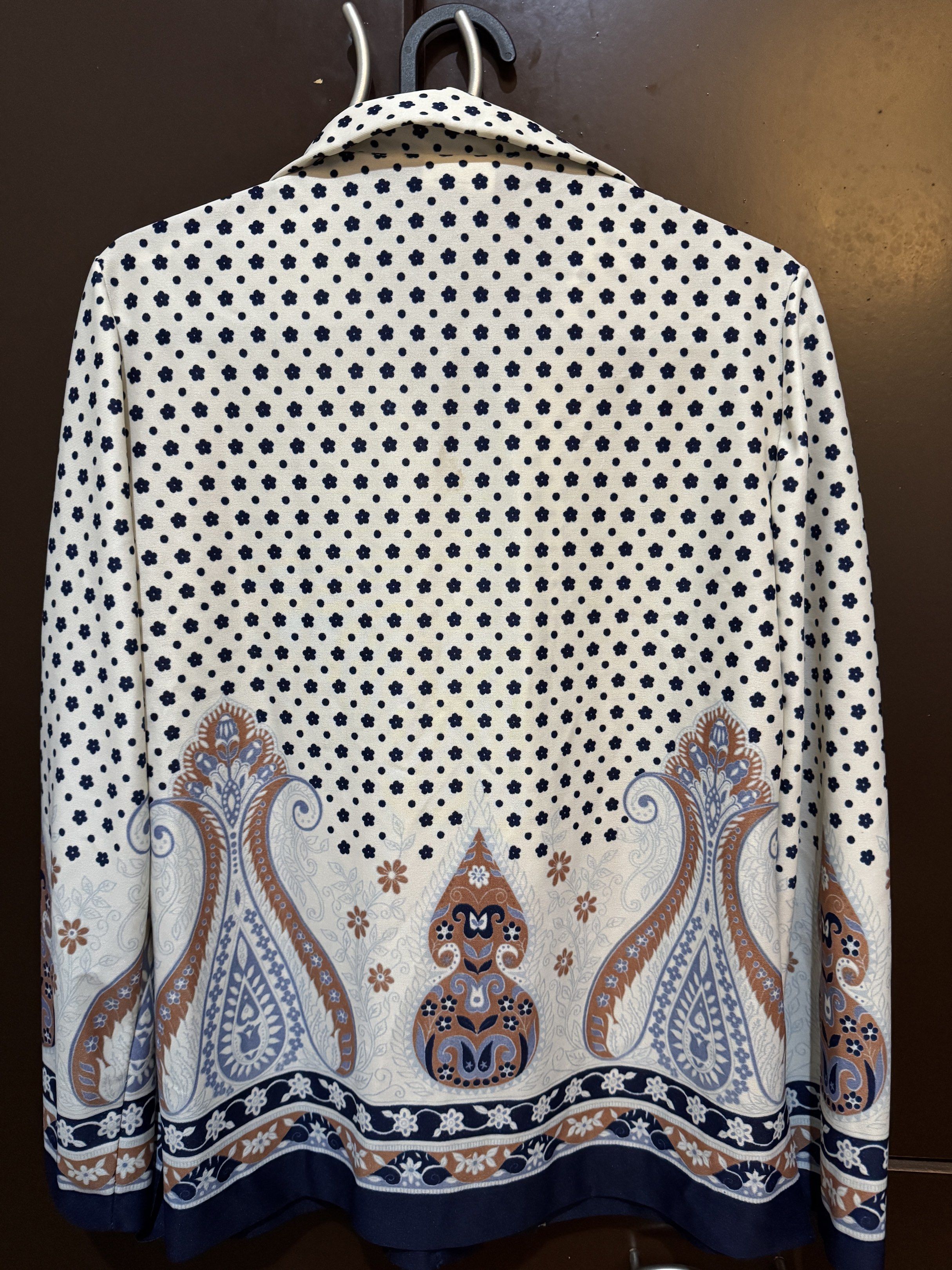 Miami Express Vintage Floral Blouse (Category: Blouses) located in Taguig. Submitted by floseason (Listing ID 1418716227, Image 2). Description: - floral pattern and paisley design - Button closure.