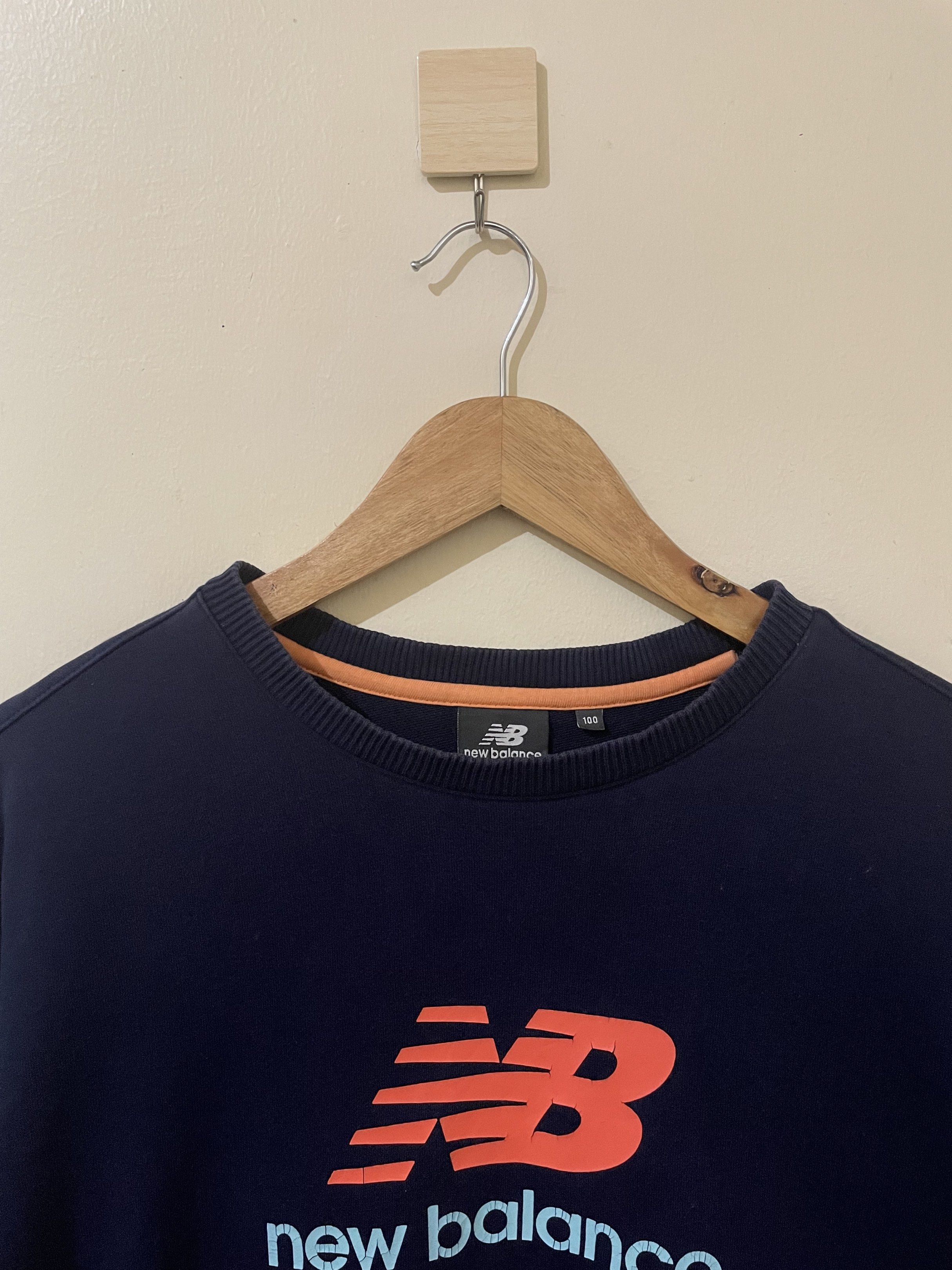 New Balance Crewneck (Category: Formal Shirts) located in Pasig City. Submitted by 2ftythrift (Listing ID 1418775035, Image 2). Description: Measurements: Length 28.5 Width 23.