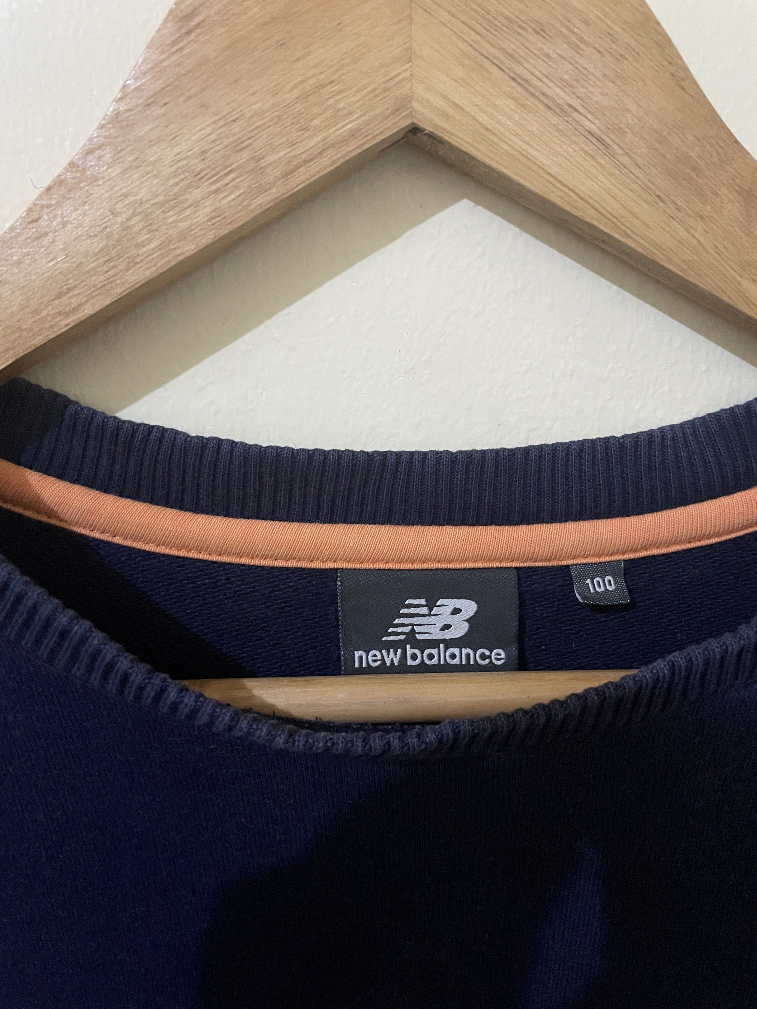 New Balance Crewneck (Category: Formal Shirts) located in Pasig City. Submitted by 2ftythrift (Listing ID 1418775035, Image 3). Description: Measurements: Length 28.5 Width 23.