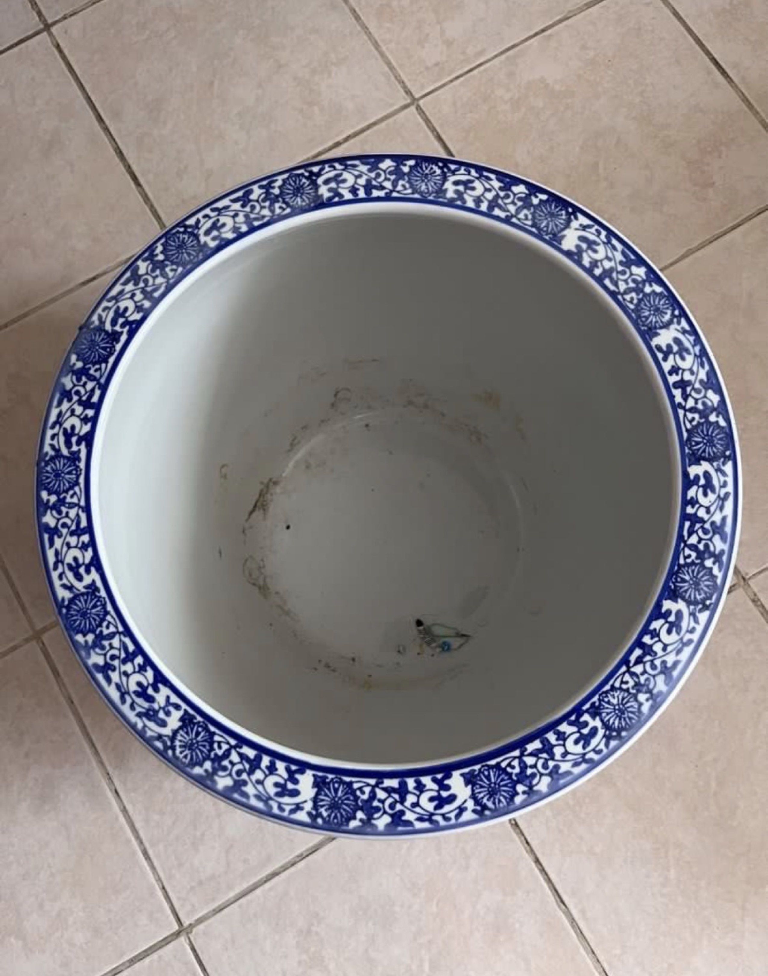 PORCELAIN VASE BIG (Category: Vases & Decorative Bowls) located in Pasig City. Submitted by ThingsToExplore (Listing ID 1418619684, Image 2). Description: We used it as a vase for indoor plants.