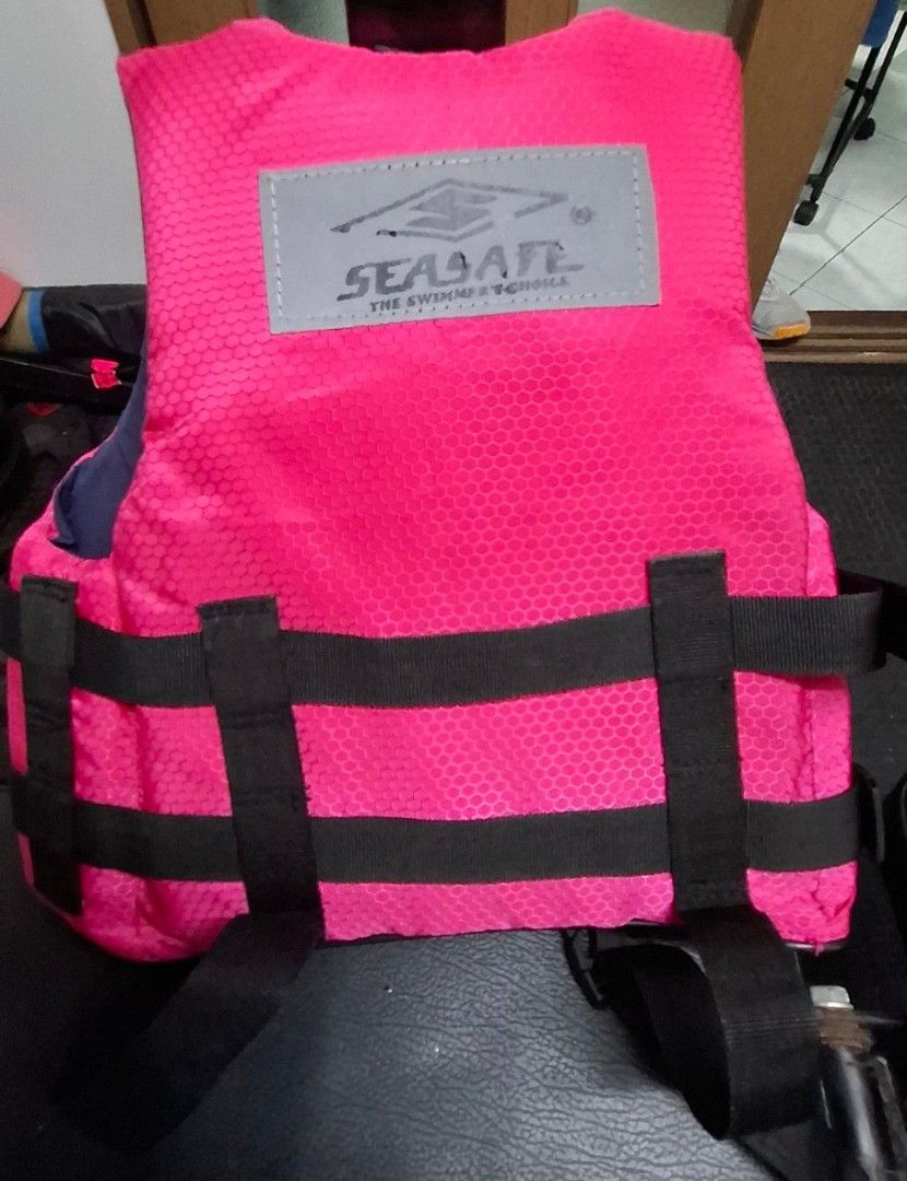 Safety life vest jacket XS (Category: Other Babies Going Out Needs) located in Makati City. Submitted by emmanblue (Listing ID 1418709837, Image 3). Description: barely used outgrown.