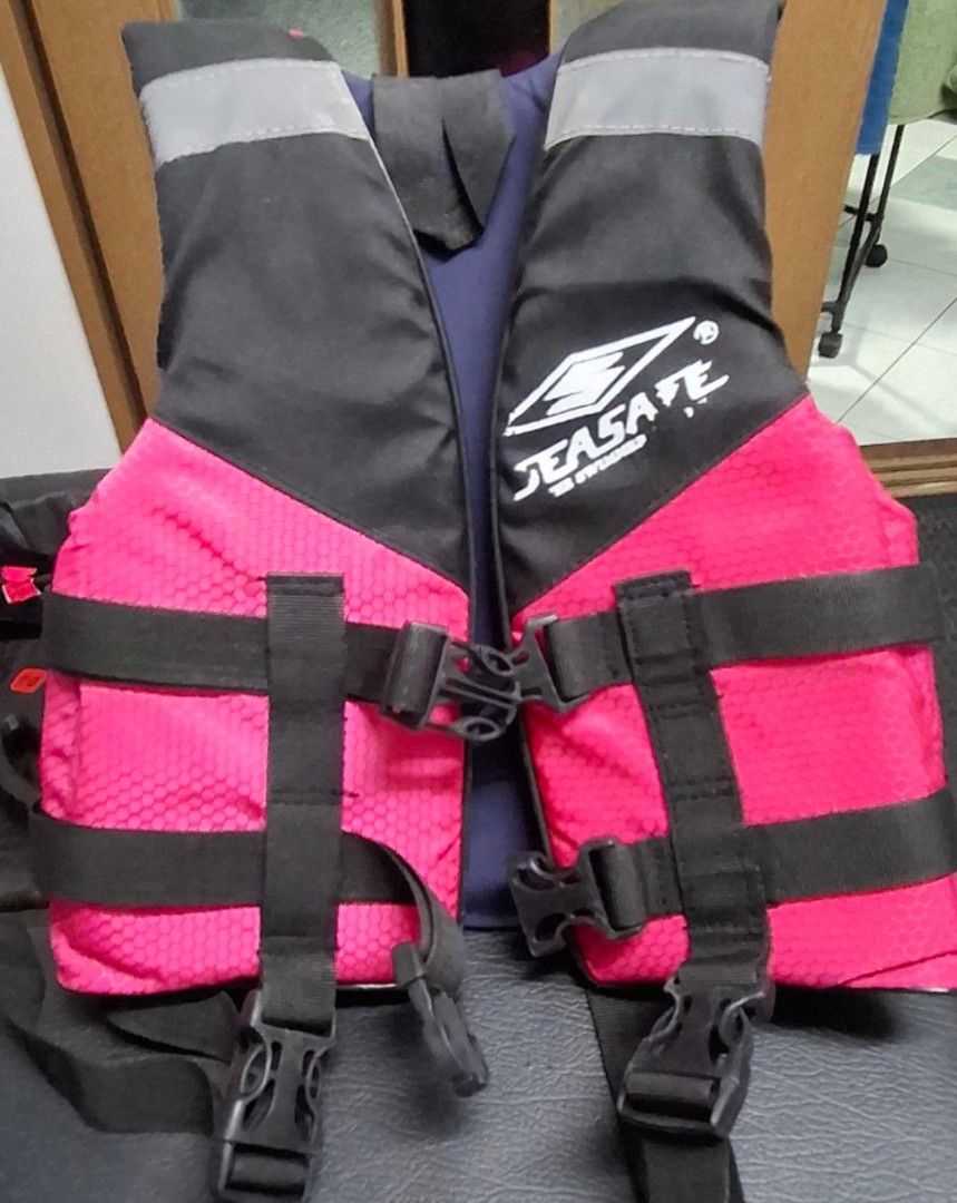 Safety life vest jacket XS (Category: Other Babies Going Out Needs) located in Makati City. Submitted by emmanblue (Listing ID 1418709837, Image 1). Description: barely used outgrown.